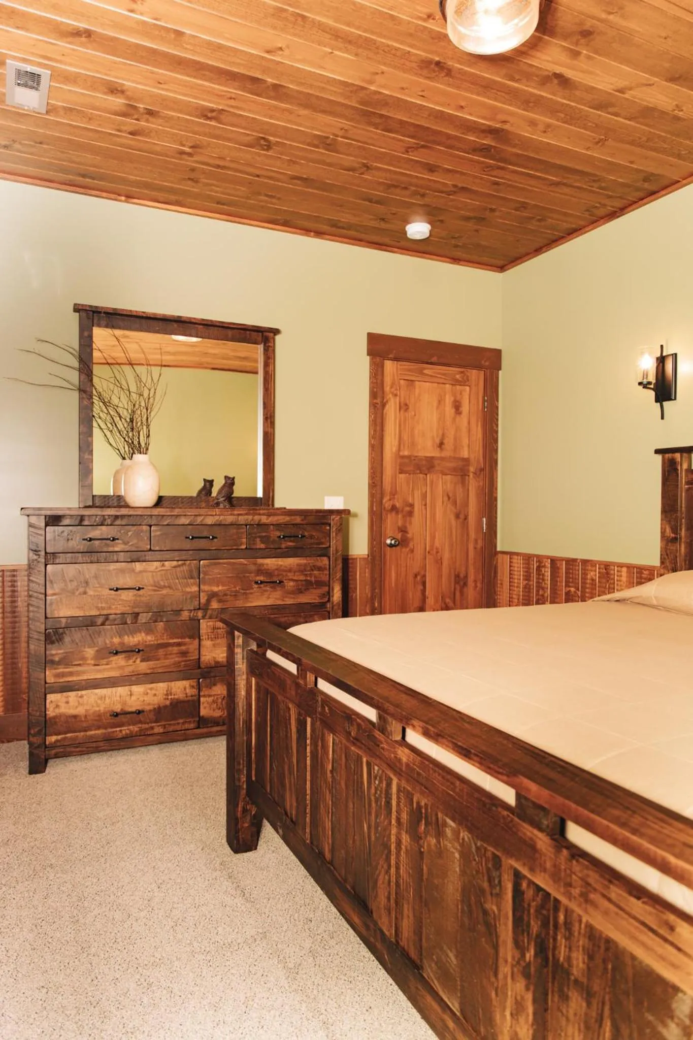 Sojourner's Lodge & Log Cabin Suites