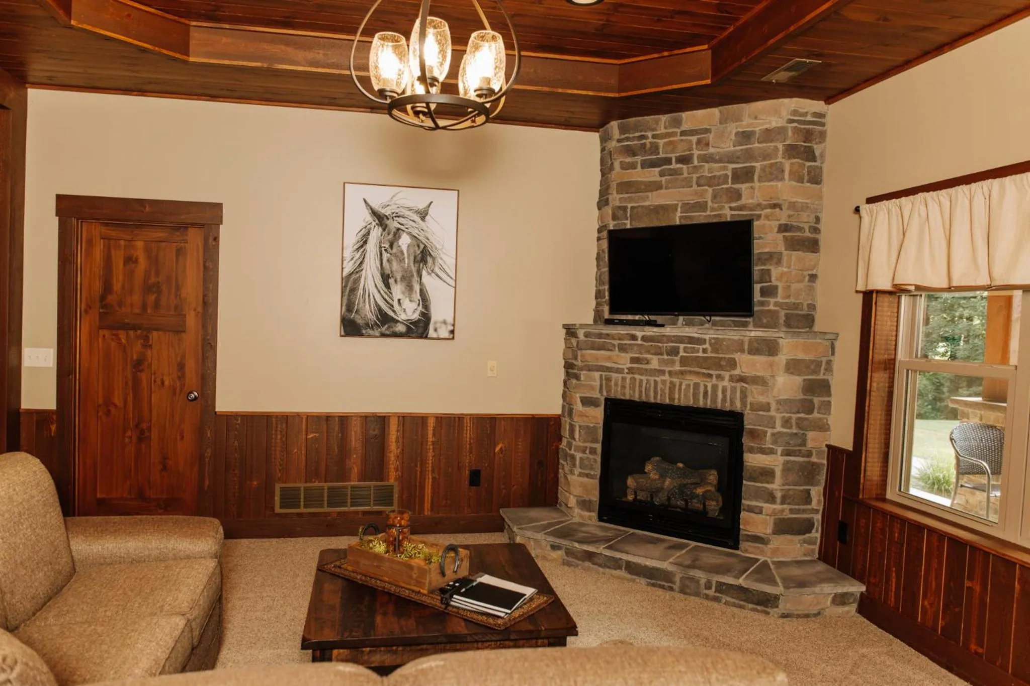 Sojourner's Lodge & Log Cabin Suites