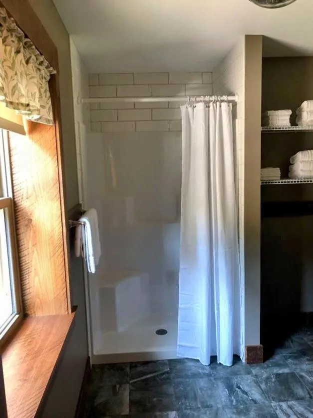 Sojourner's Lodge & Log Cabin Suites