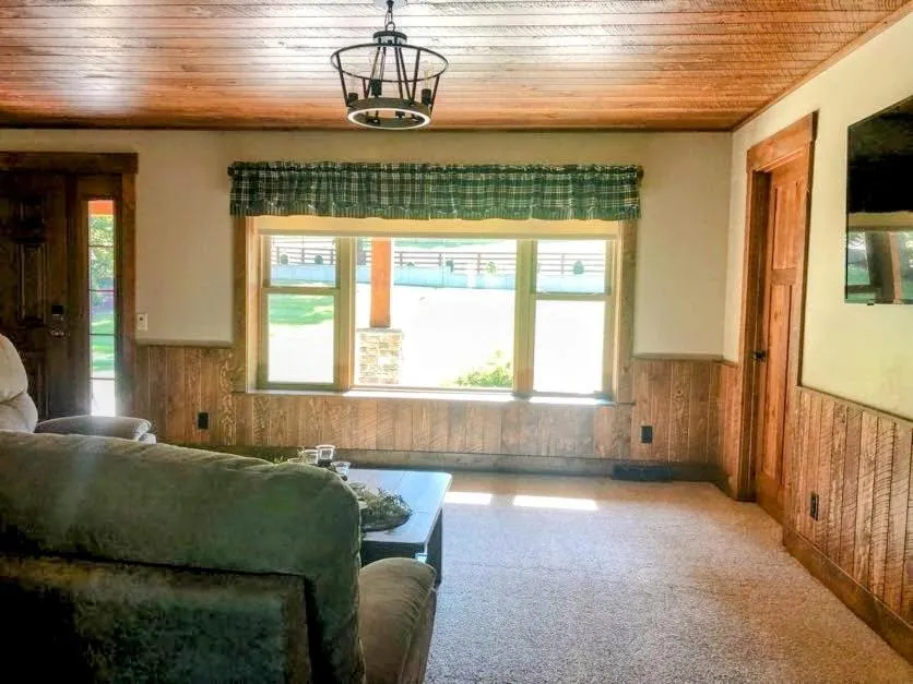 Sojourner's Lodge & Log Cabin Suites