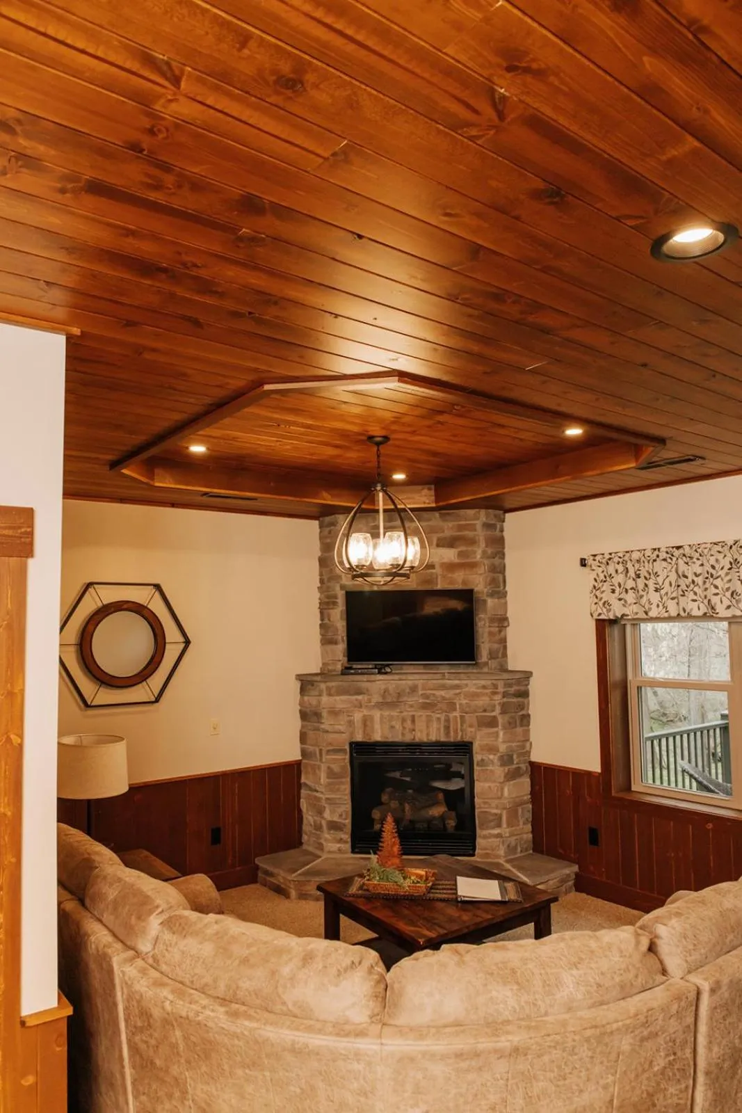 Sojourner's Lodge & Log Cabin Suites