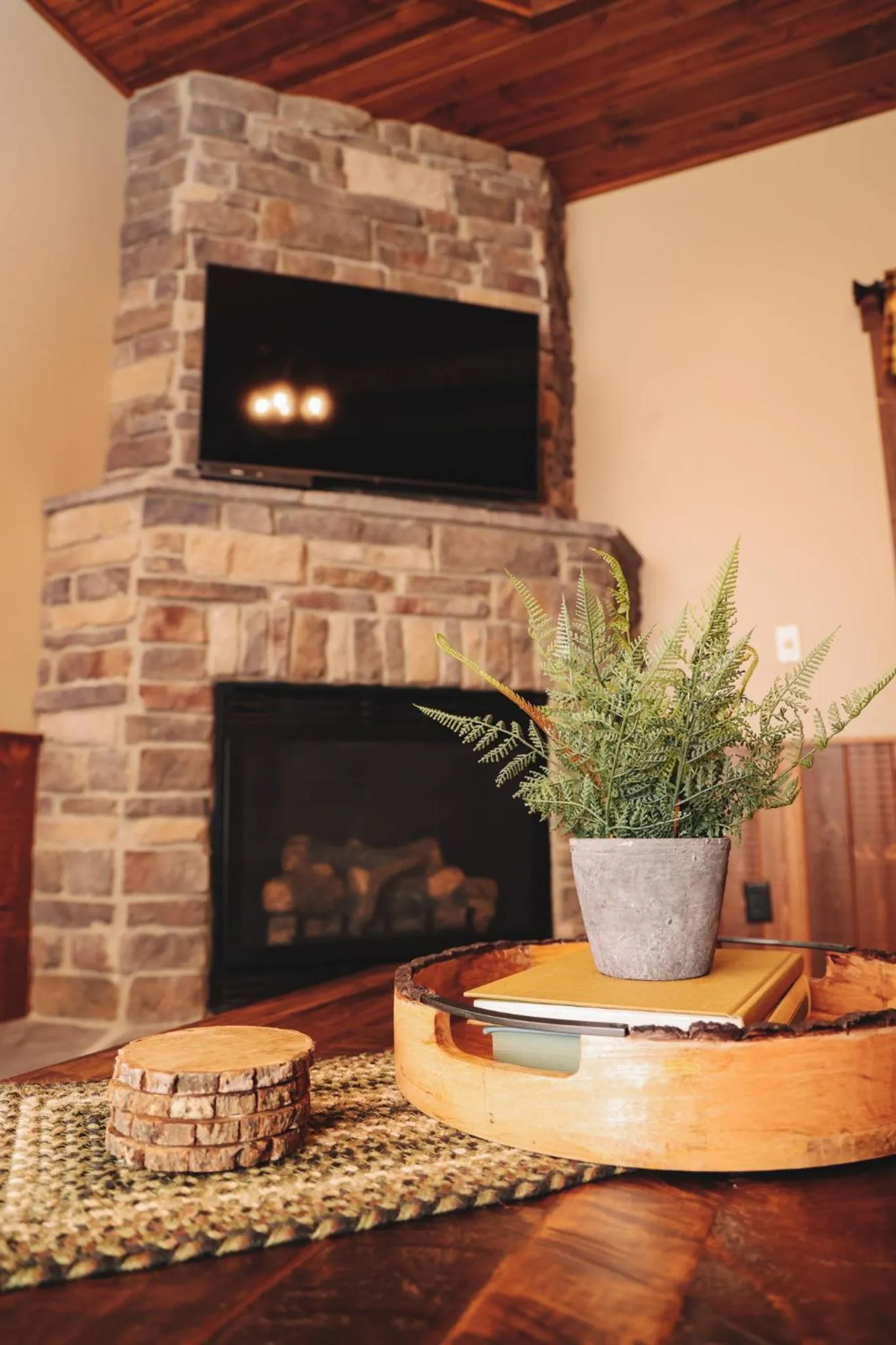 Sojourner's Lodge & Log Cabin Suites