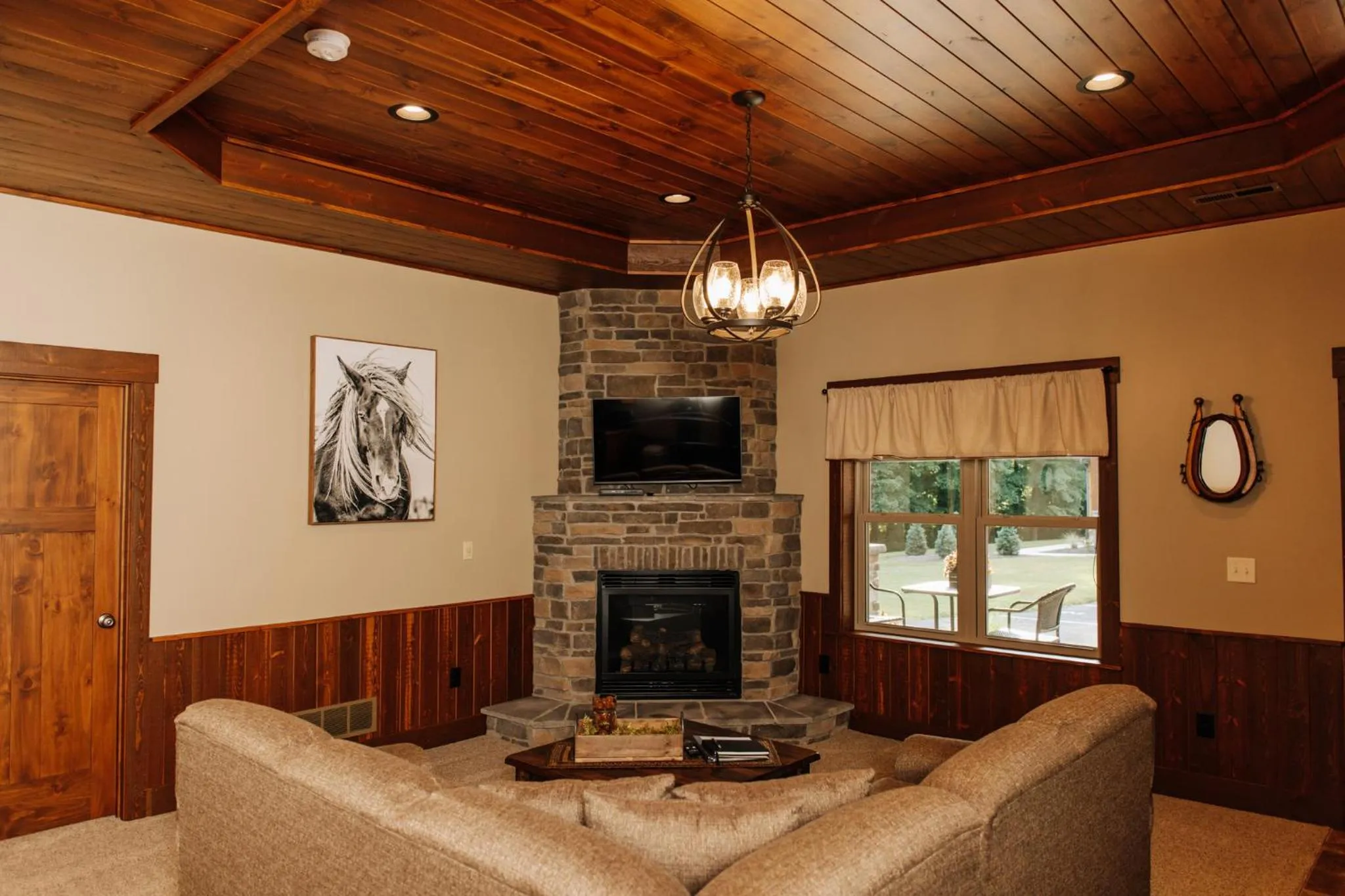 Sojourner's Lodge & Log Cabin Suites