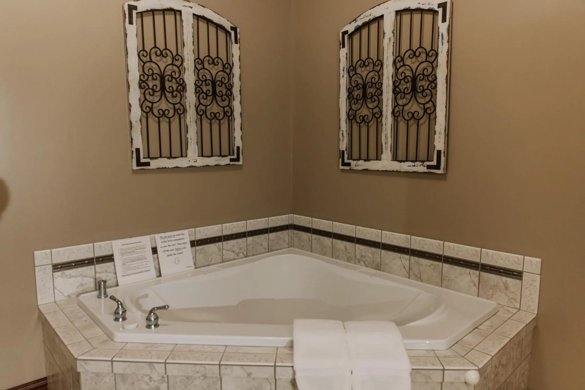 Sojourner's Lodge & Log Cabin Suites