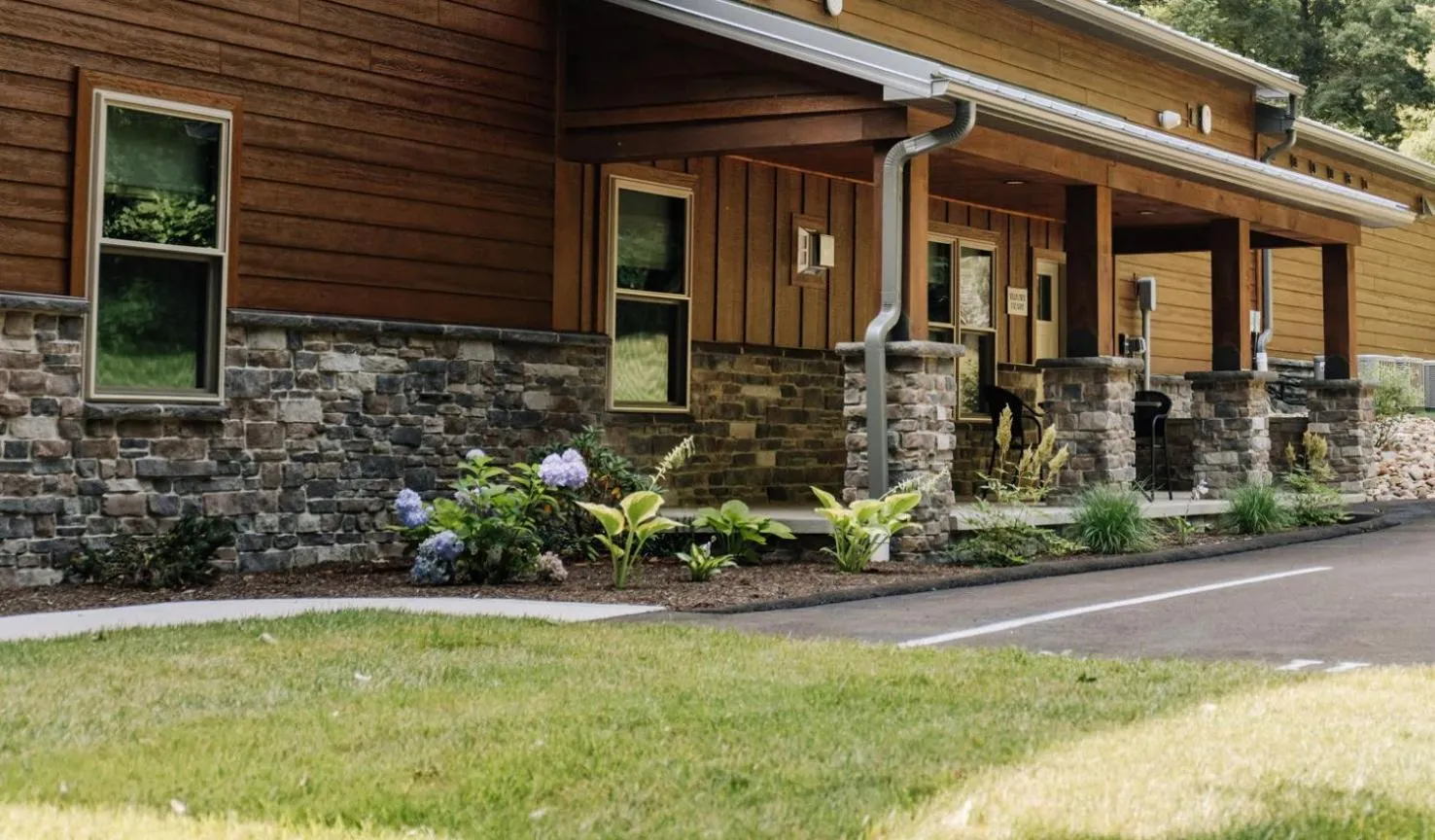 Sojourner's Lodge & Log Cabin Suites