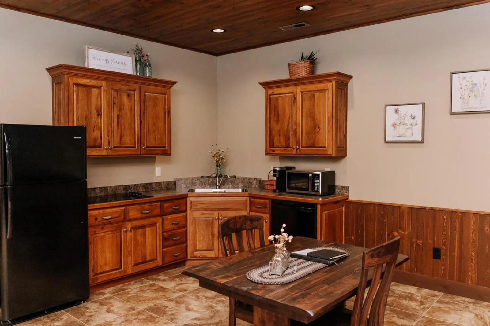 Sojourner's Lodge & Log Cabin Suites