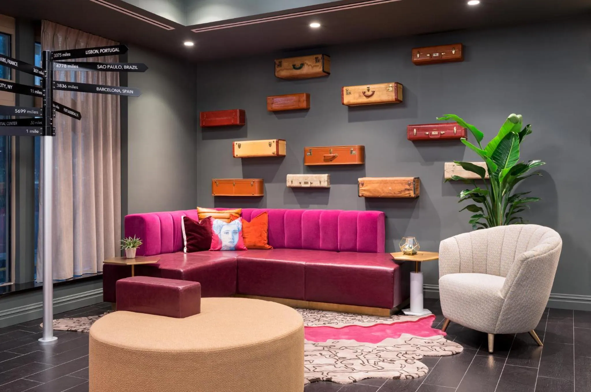 Communal lounge/ TV room in TRYP by Wyndham Newark Downtown