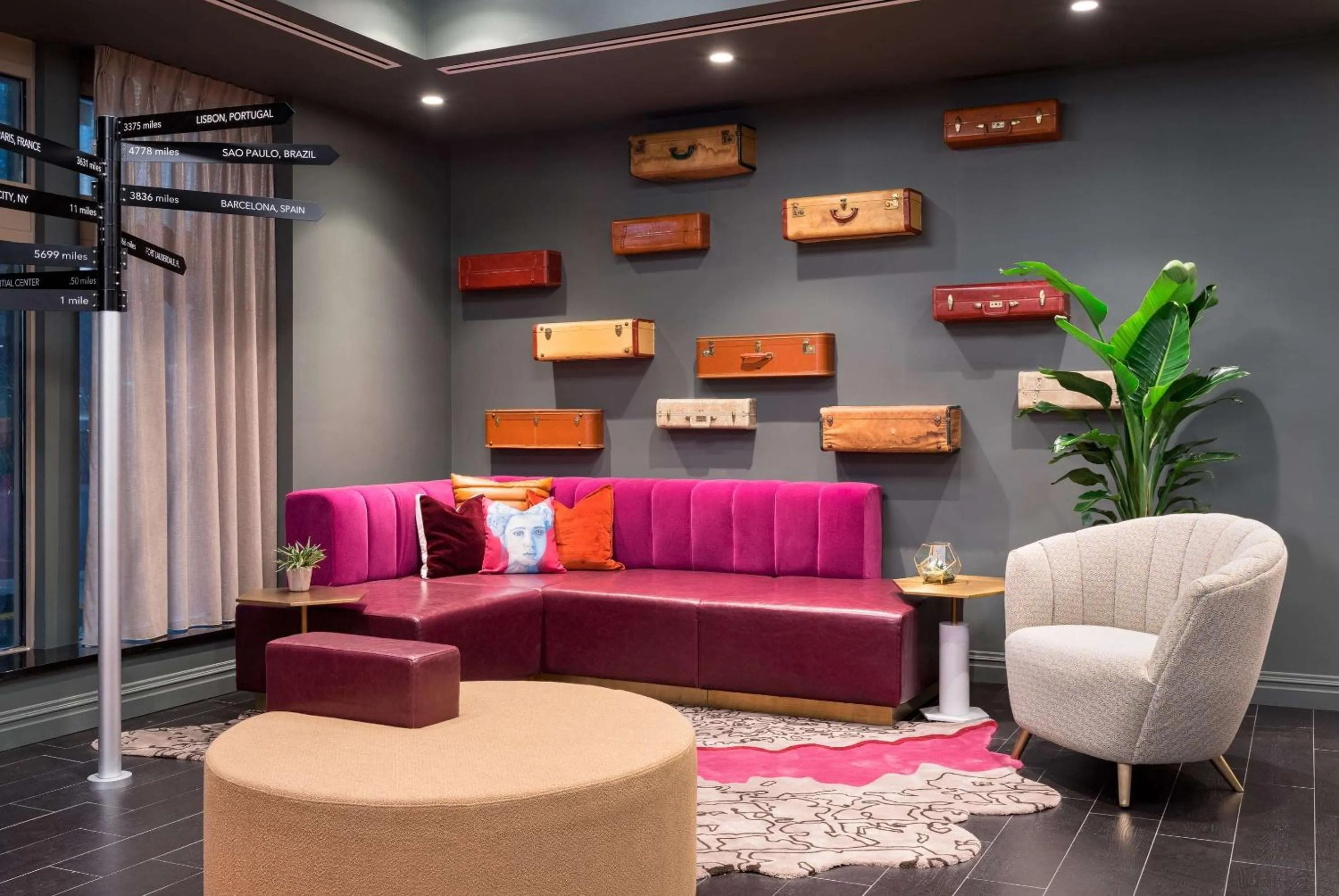 Seating area in TRYP by Wyndham Newark Downtown