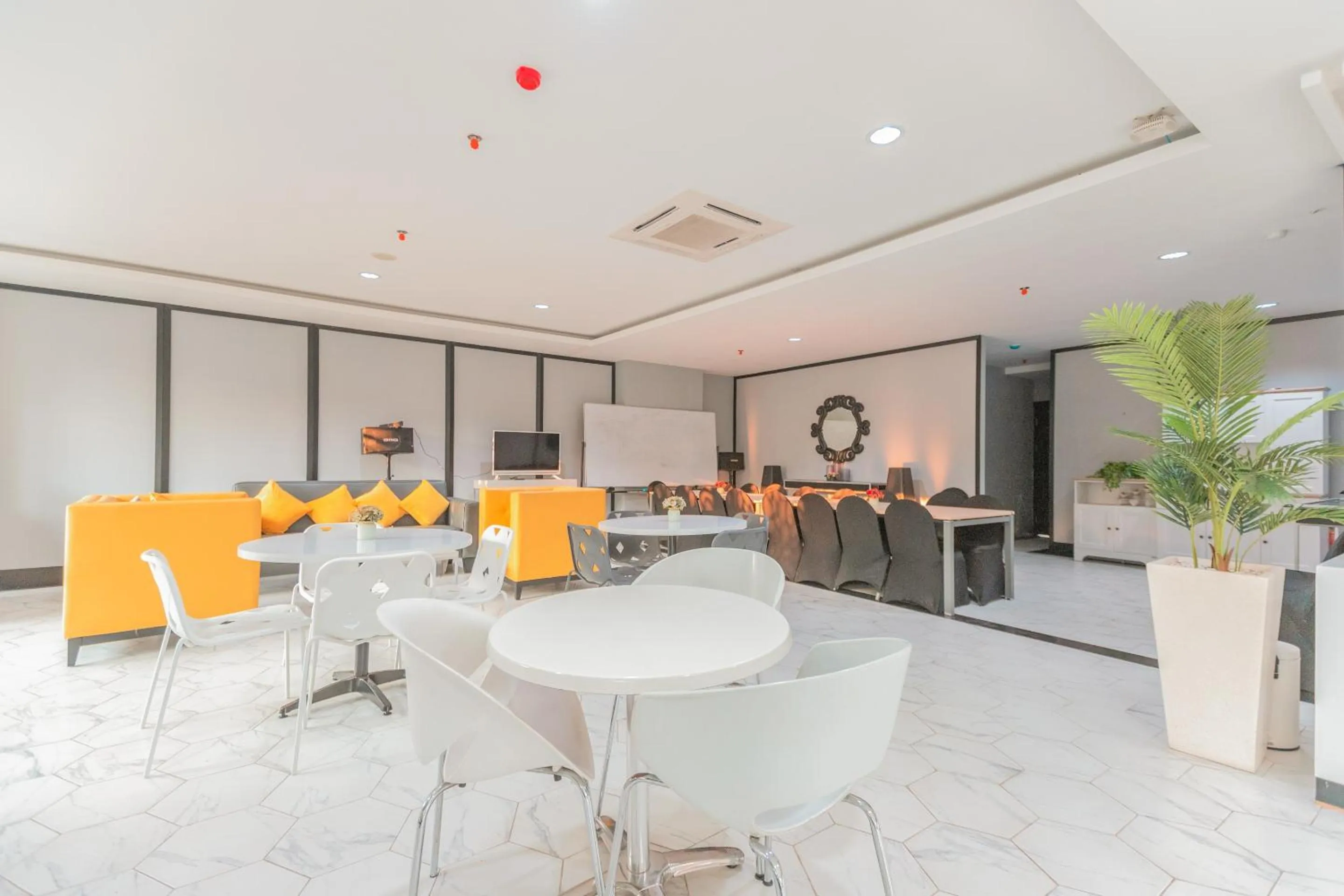 Restaurant/places to eat in Flagship 750 Mont Blanc