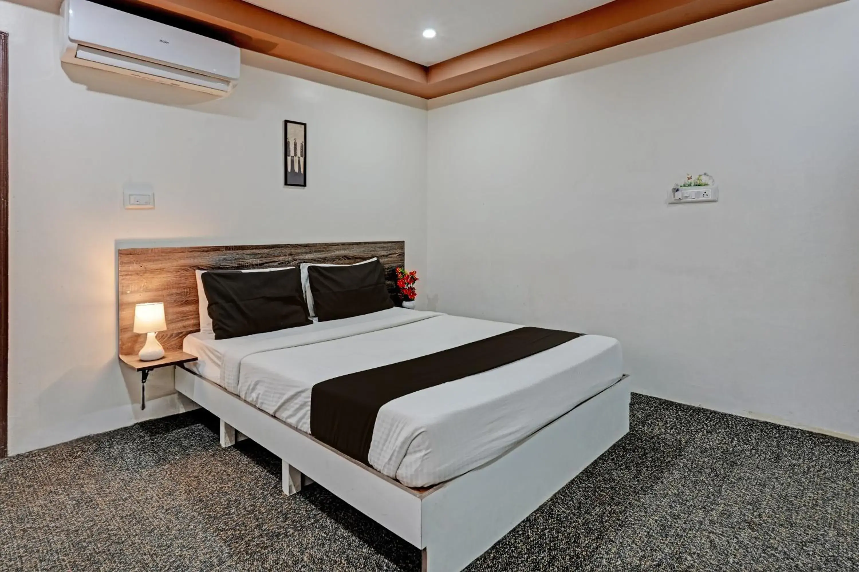 Bedroom in Hotel O Sri Sai sevalal comfort's Bedroom in Hotel O Sri Sai sevalal comfort's