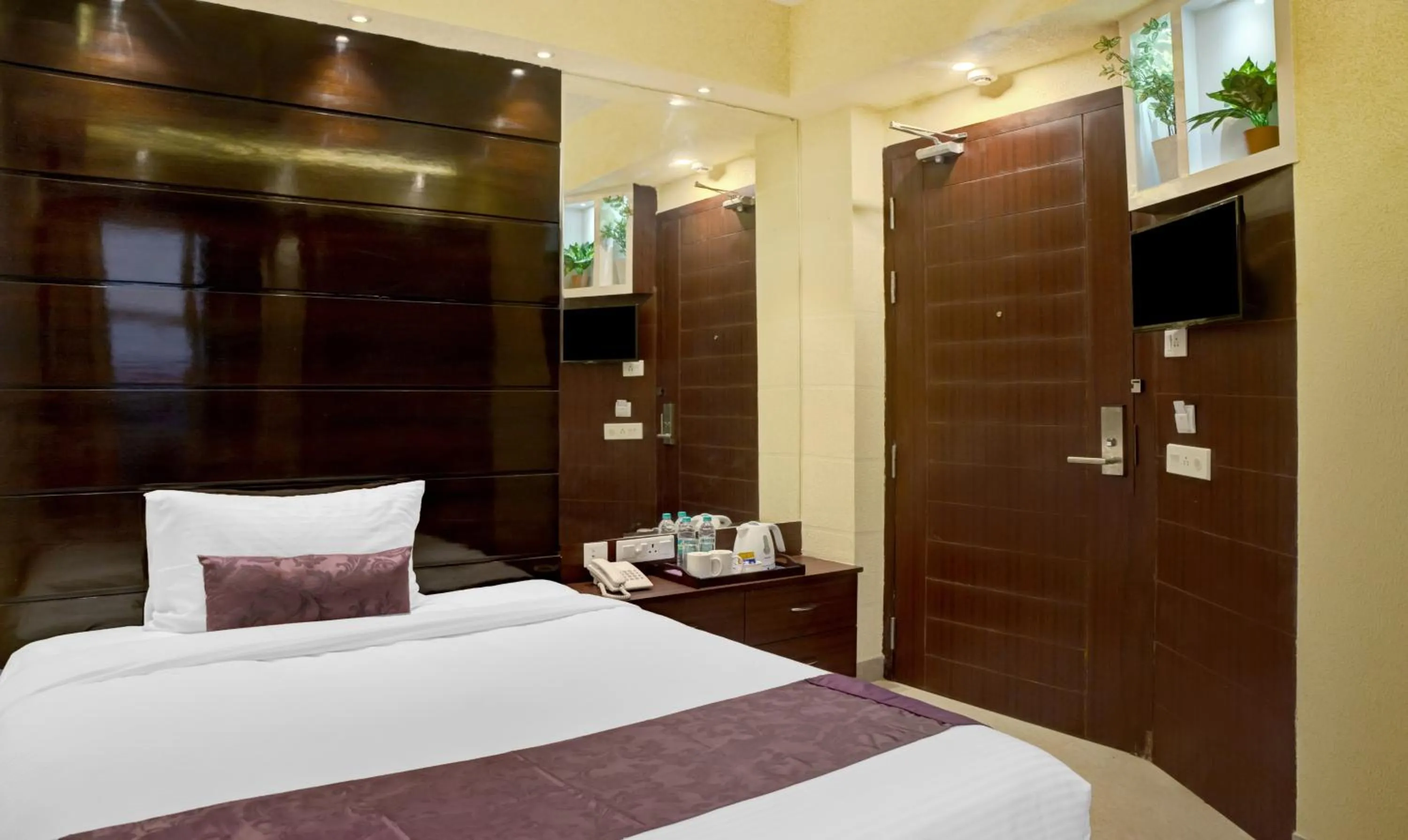 Bedroom, Bed in Treebo Premium The Crystal, Chinar Park