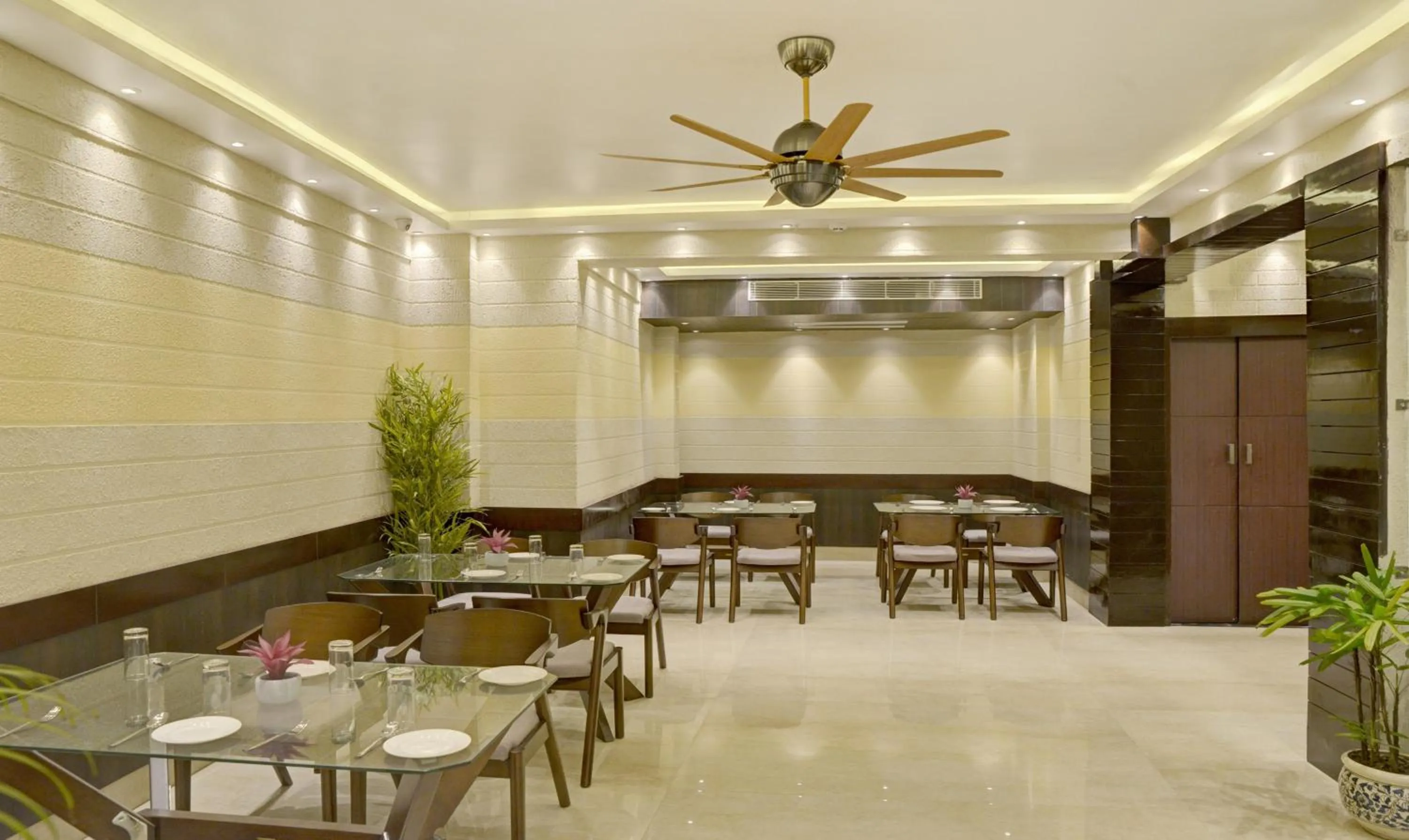 Restaurant/places to eat in Treebo Premium The Crystal, Chinar Park