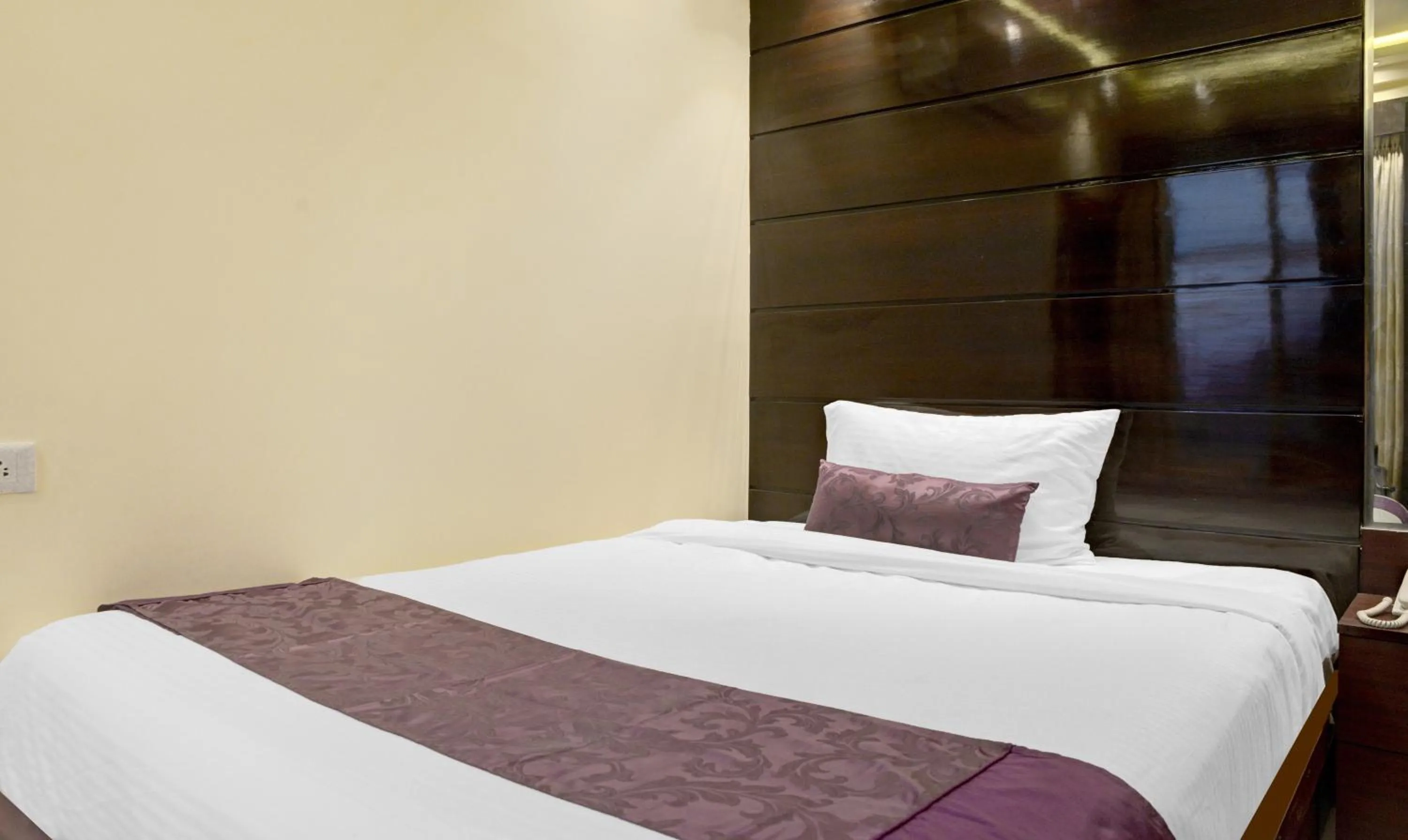 Bedroom, Bed in Treebo Premium The Crystal, Chinar Park