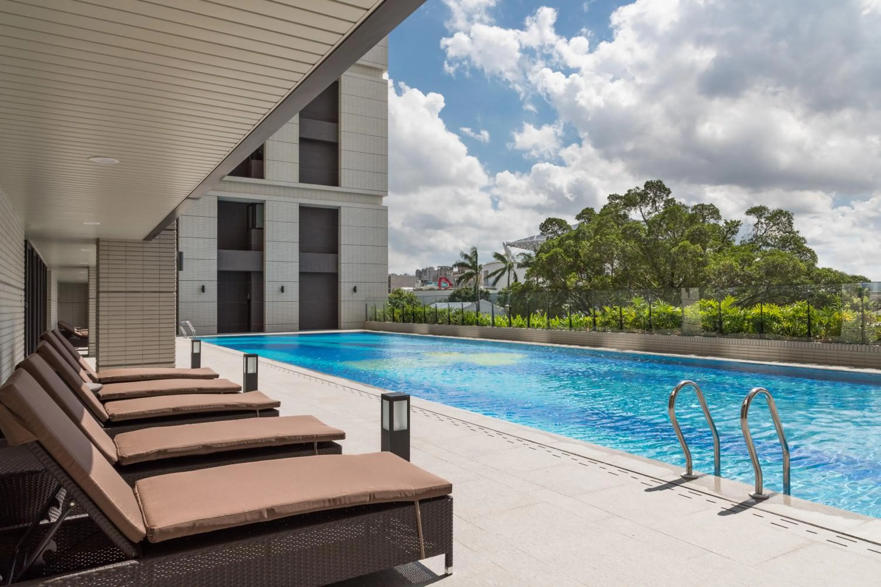 Swimming pool in Lakeshore Hotel Tainan