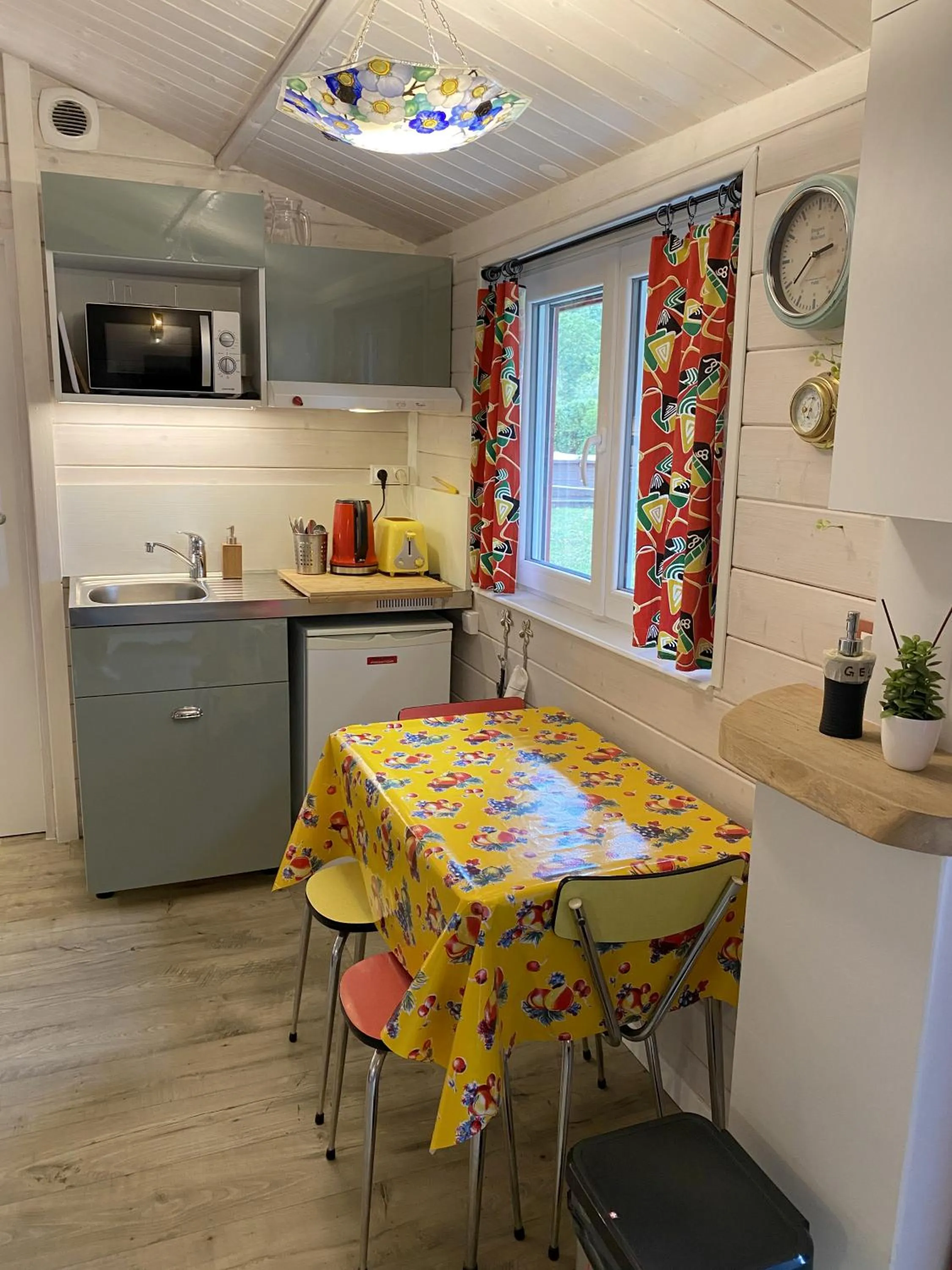 Kitchen or kitchenette in Le Cabanon de Chessy