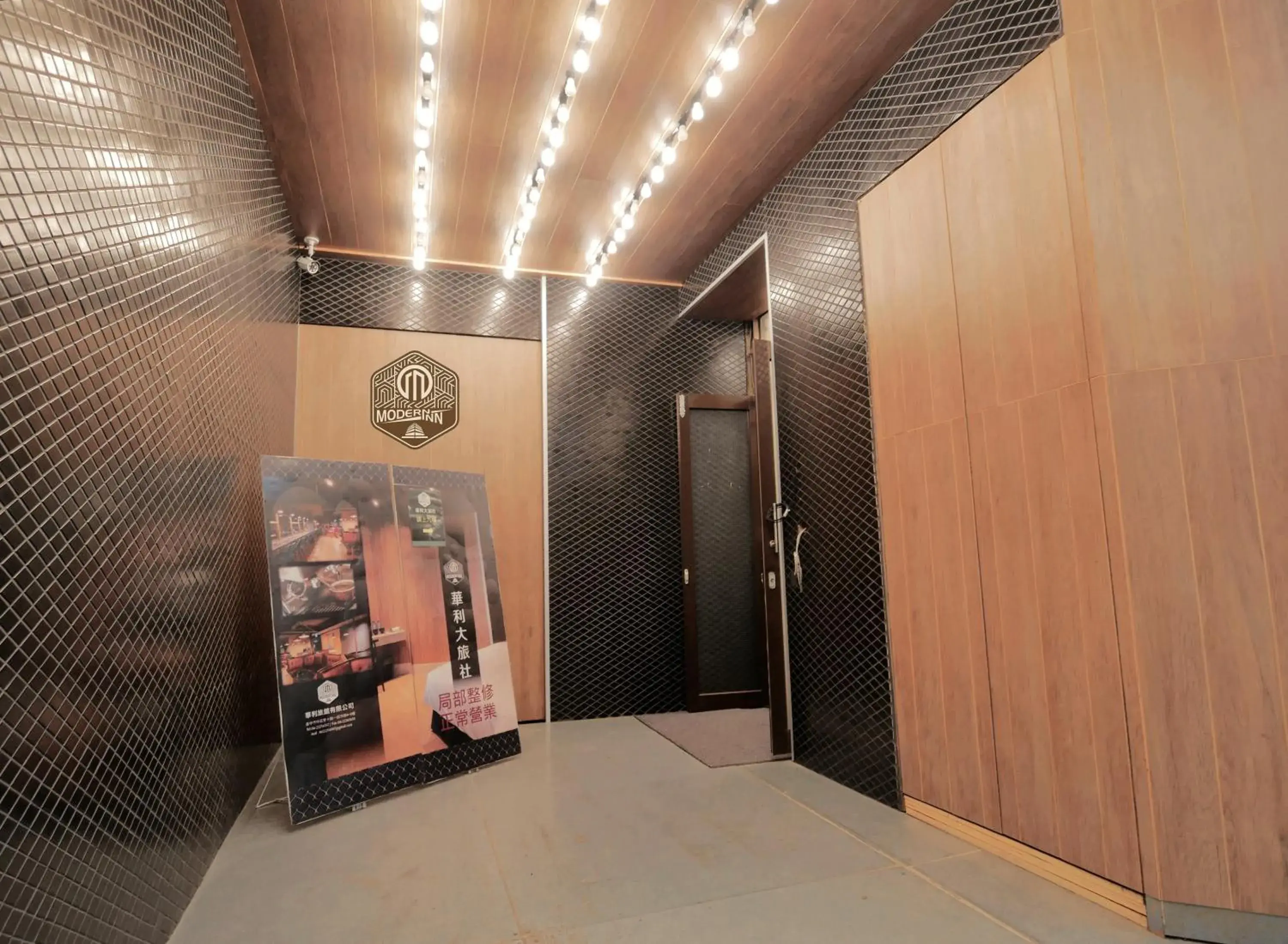 Facade/entrance in Modern Inn Facade/entrance in Modern Inn