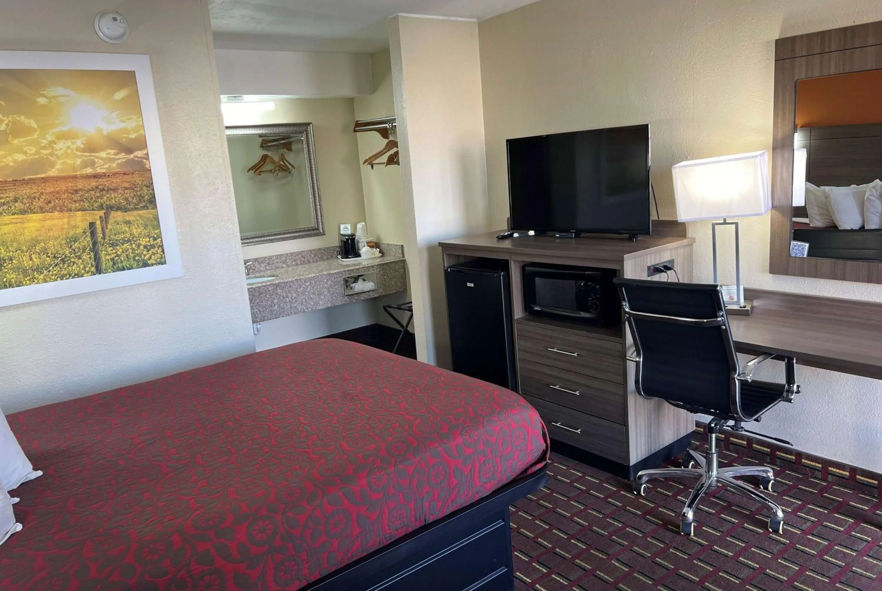Photo of the whole room, Bed in Days Inn by Wyndham El Reno
