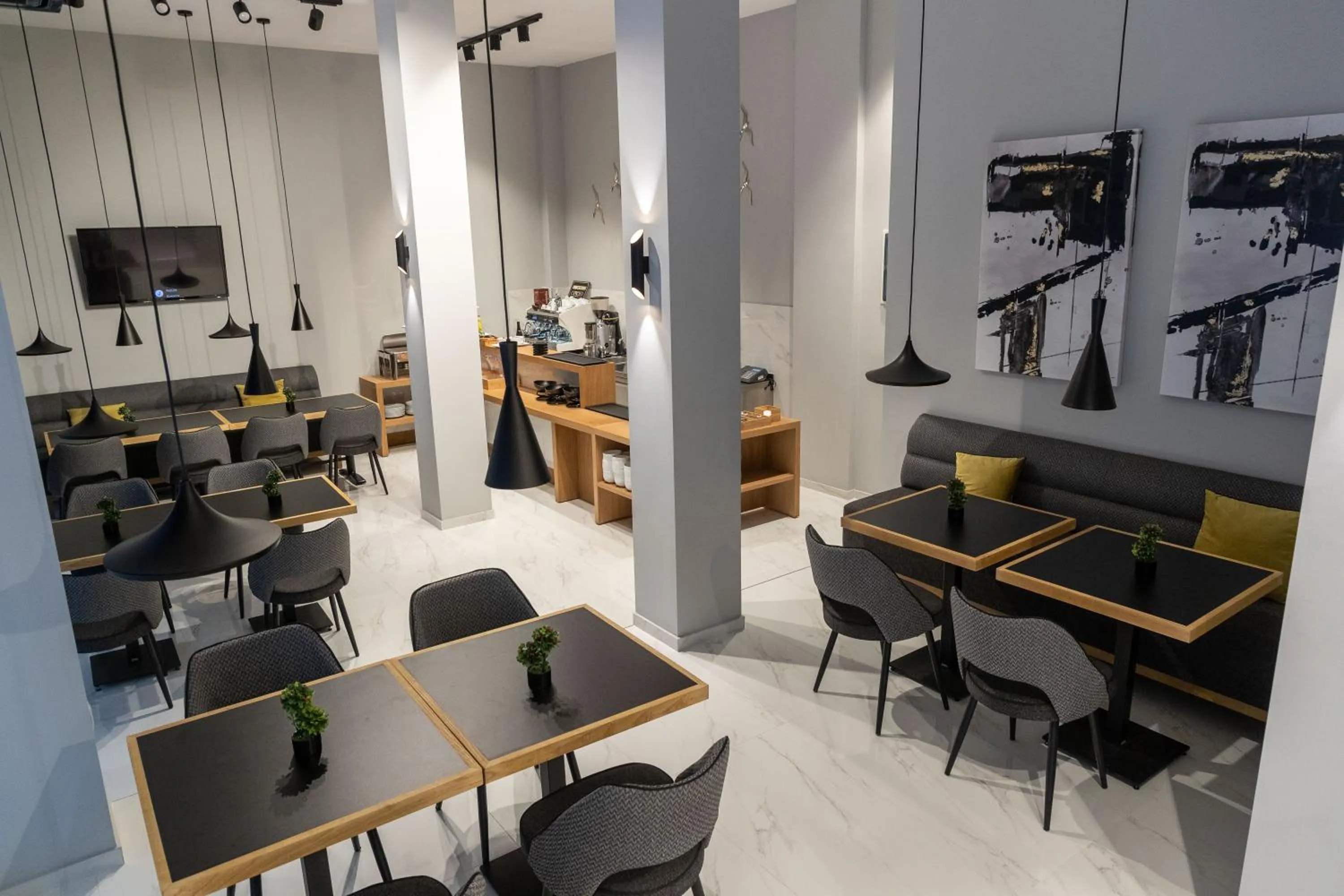 Restaurant/places to eat in Grand Port Suites