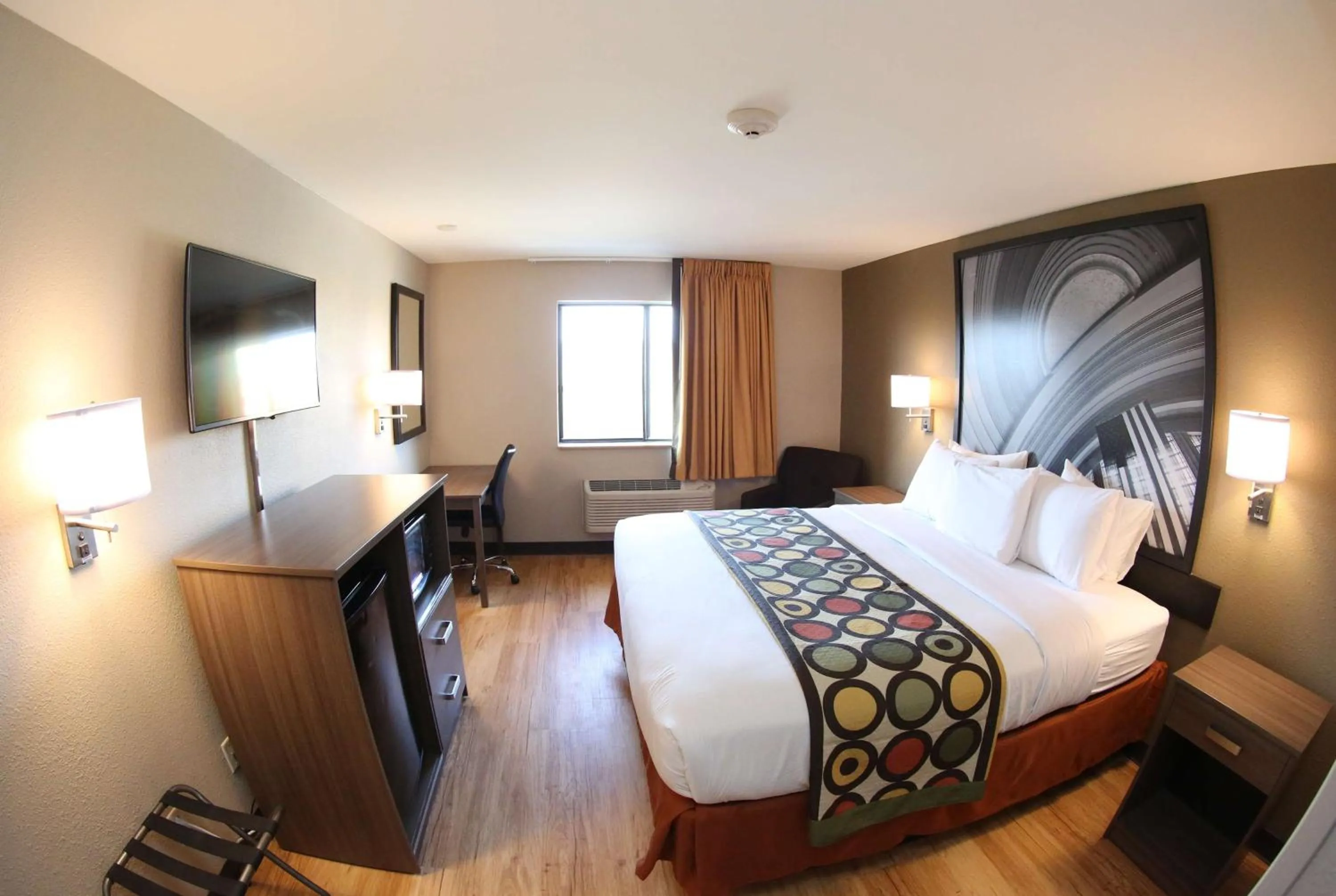 Photo of the whole room, Bed in Super 8 by Wyndham Portsmouth