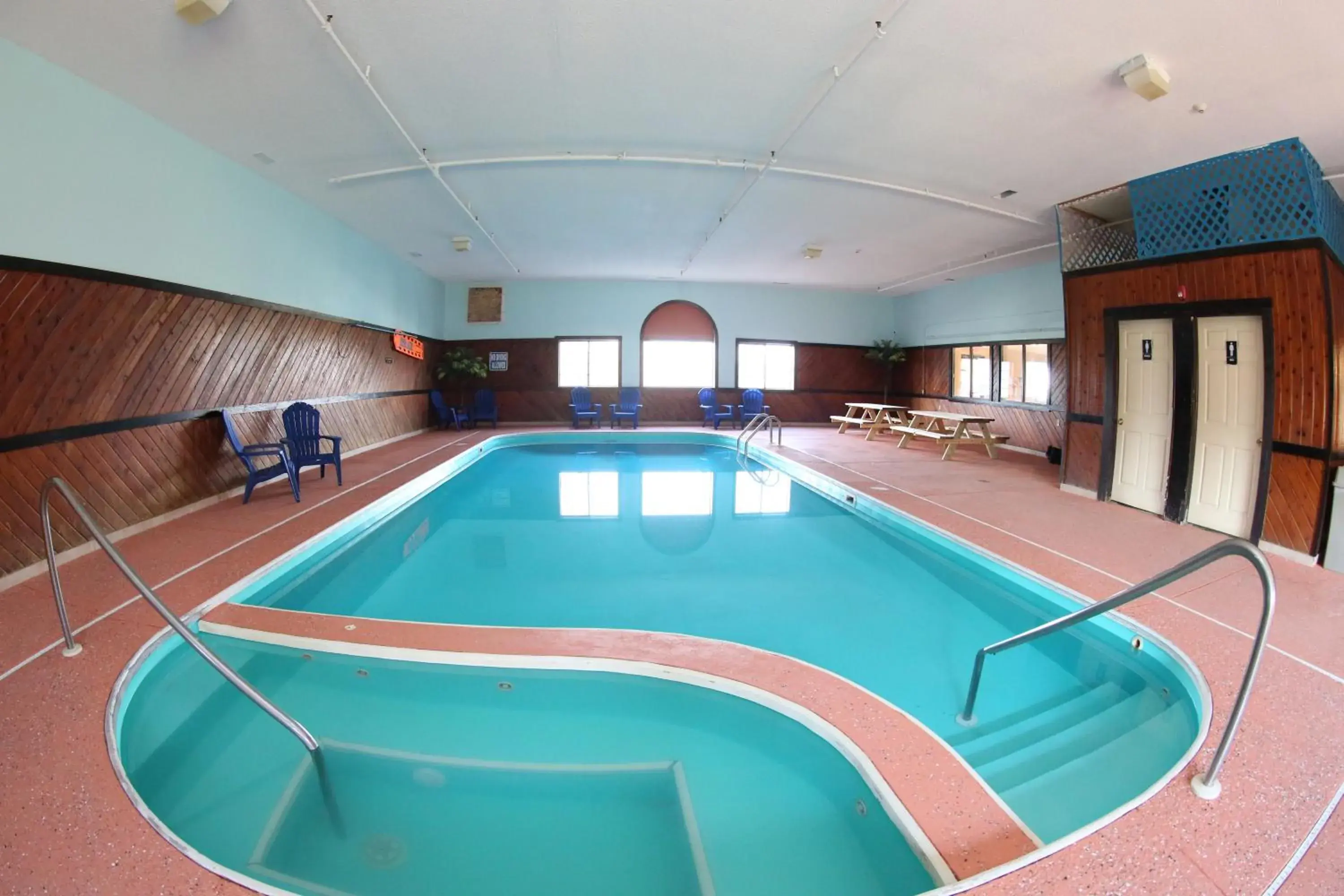 Swimming pool in Super 8 by Wyndham Portsmouth Swimming pool in Super 8 by Wyndham Portsmouth