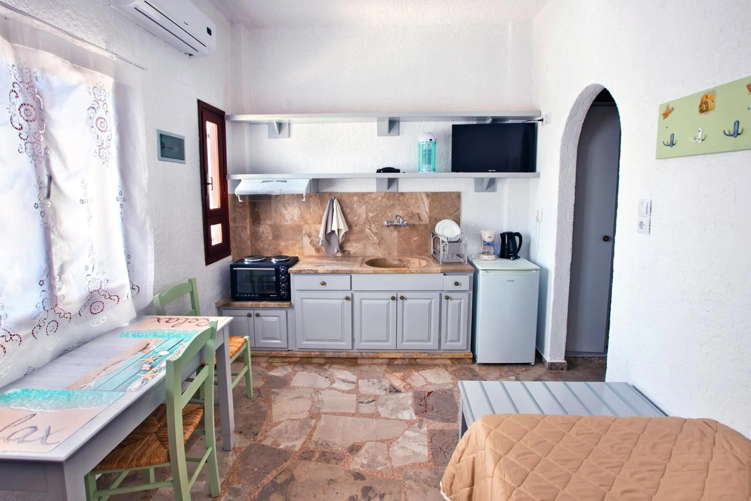 TV and multimedia in New Aurora Apts Studios