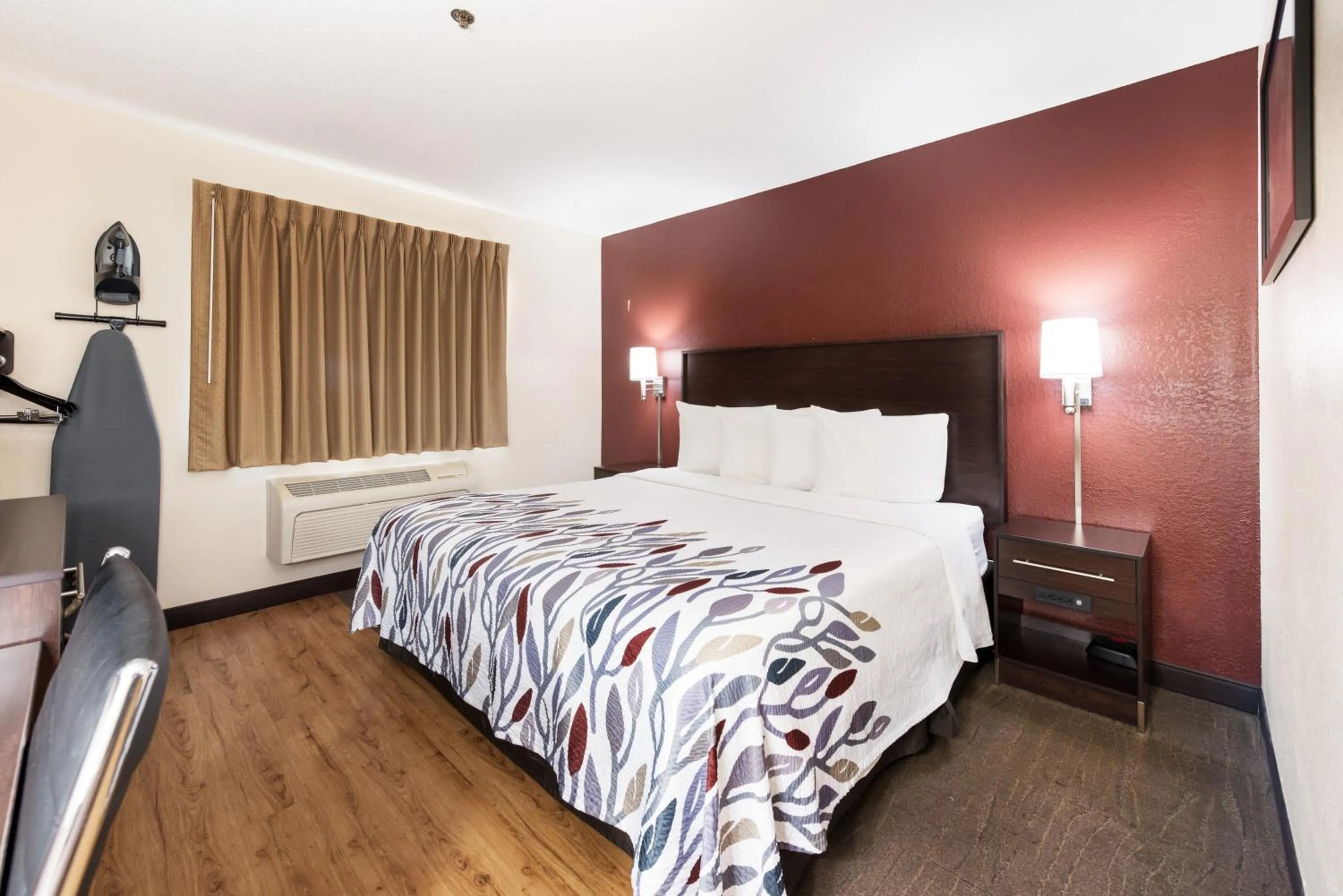 Photo of the whole room, Bed in Red Roof Inn Auburn