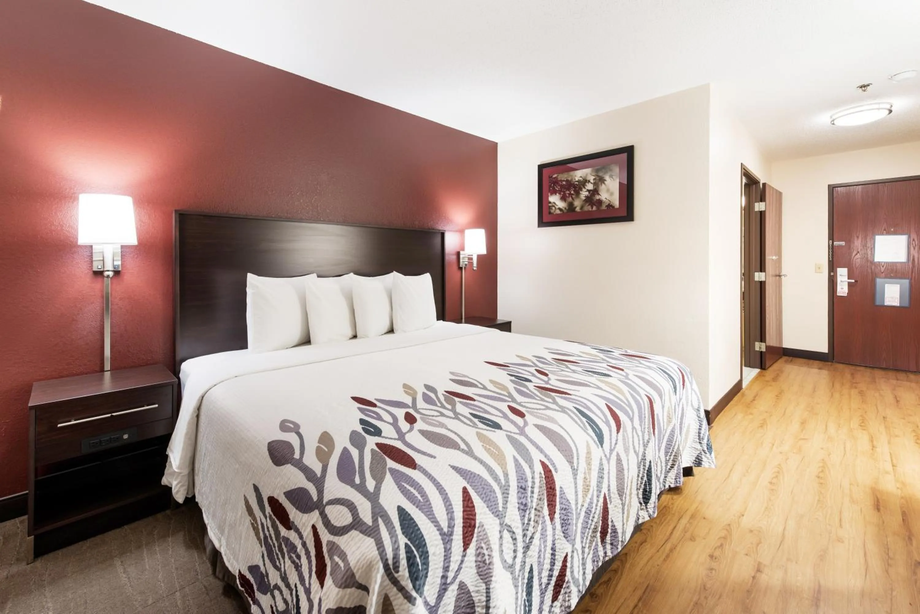 Photo of the whole room, Bed in Red Roof Inn Auburn