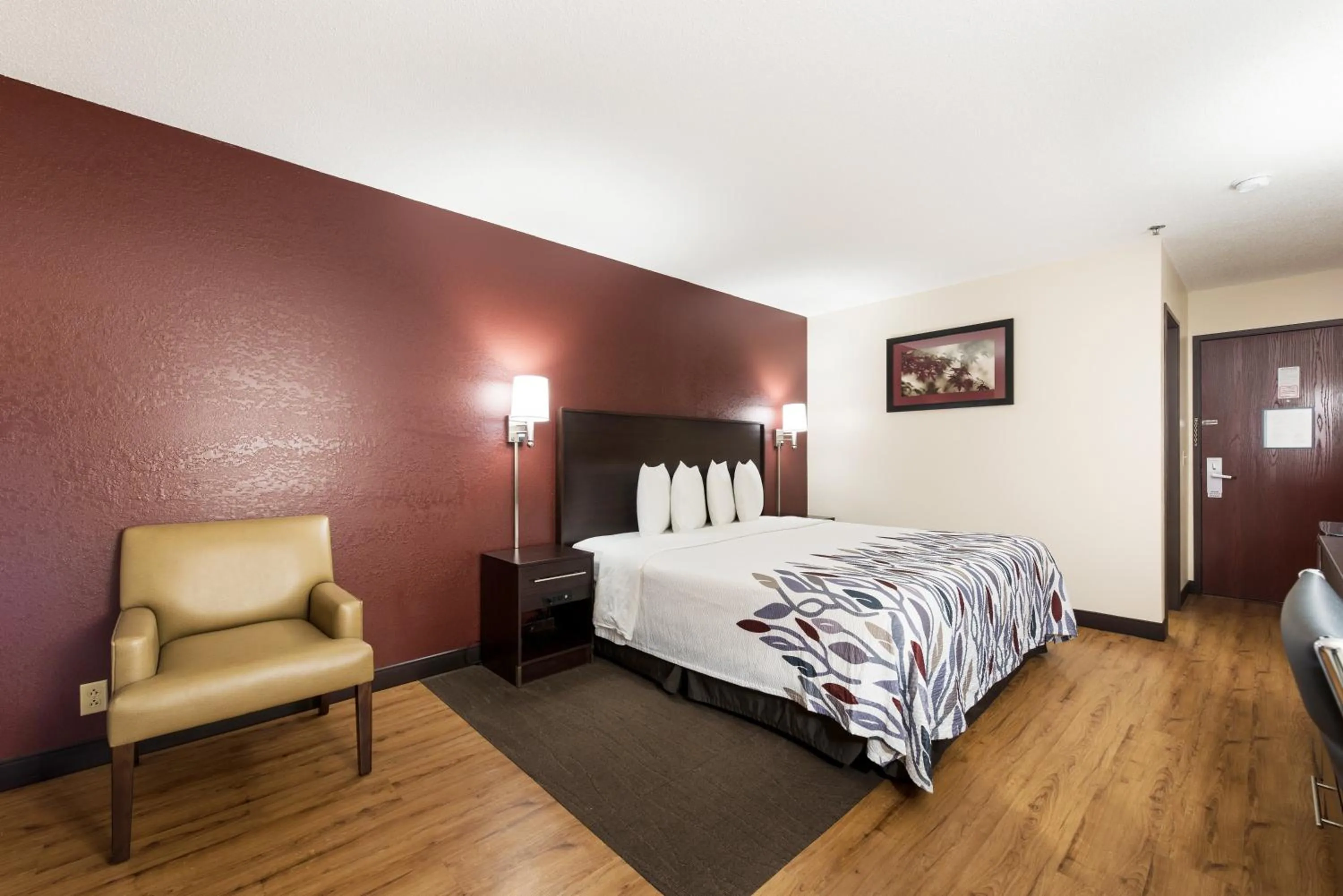 Photo of the whole room, Bed in Red Roof Inn Auburn