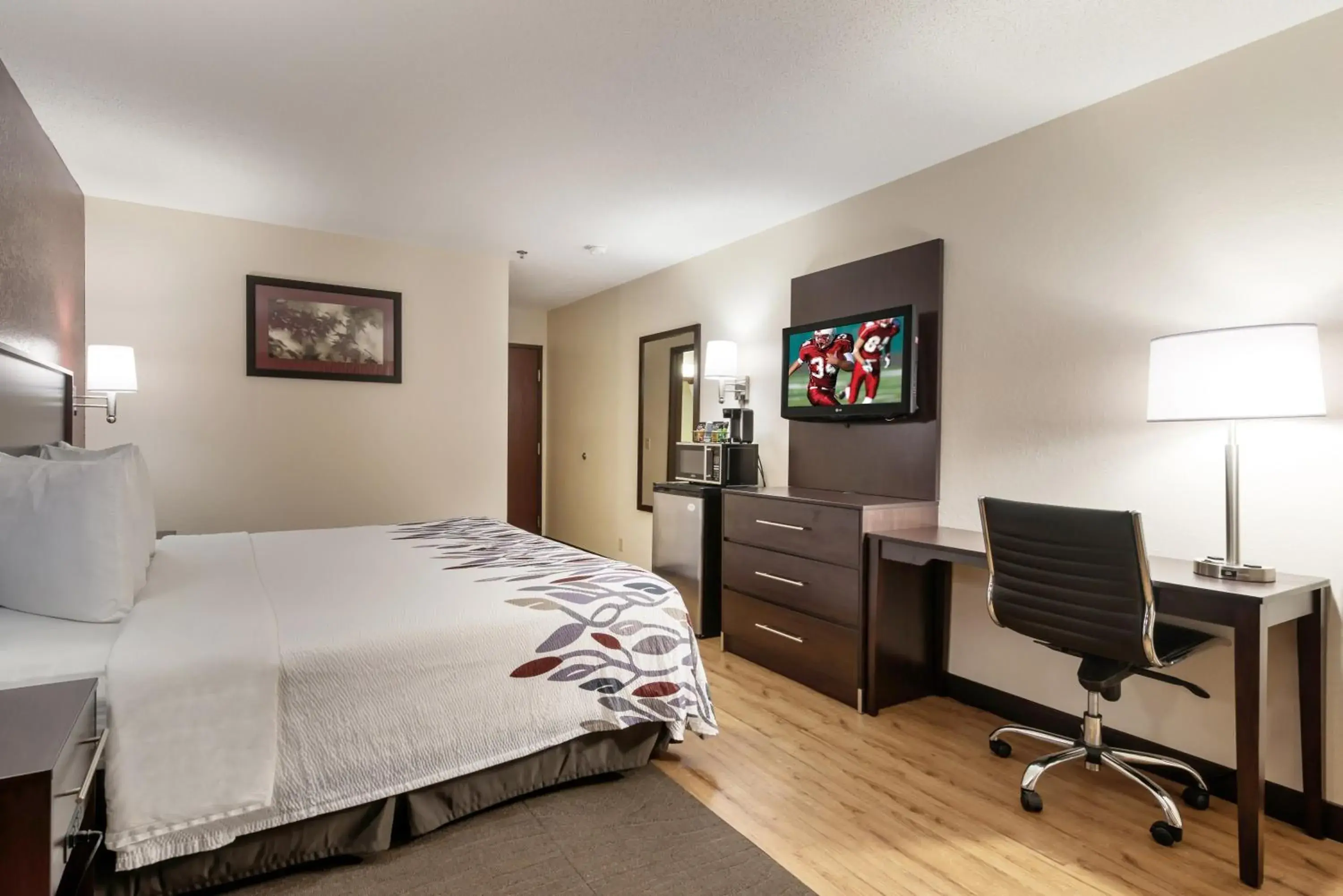 Photo of the whole room, Bed in Red Roof Inn Auburn Photo of the whole room, Bed in Red Roof Inn Auburn