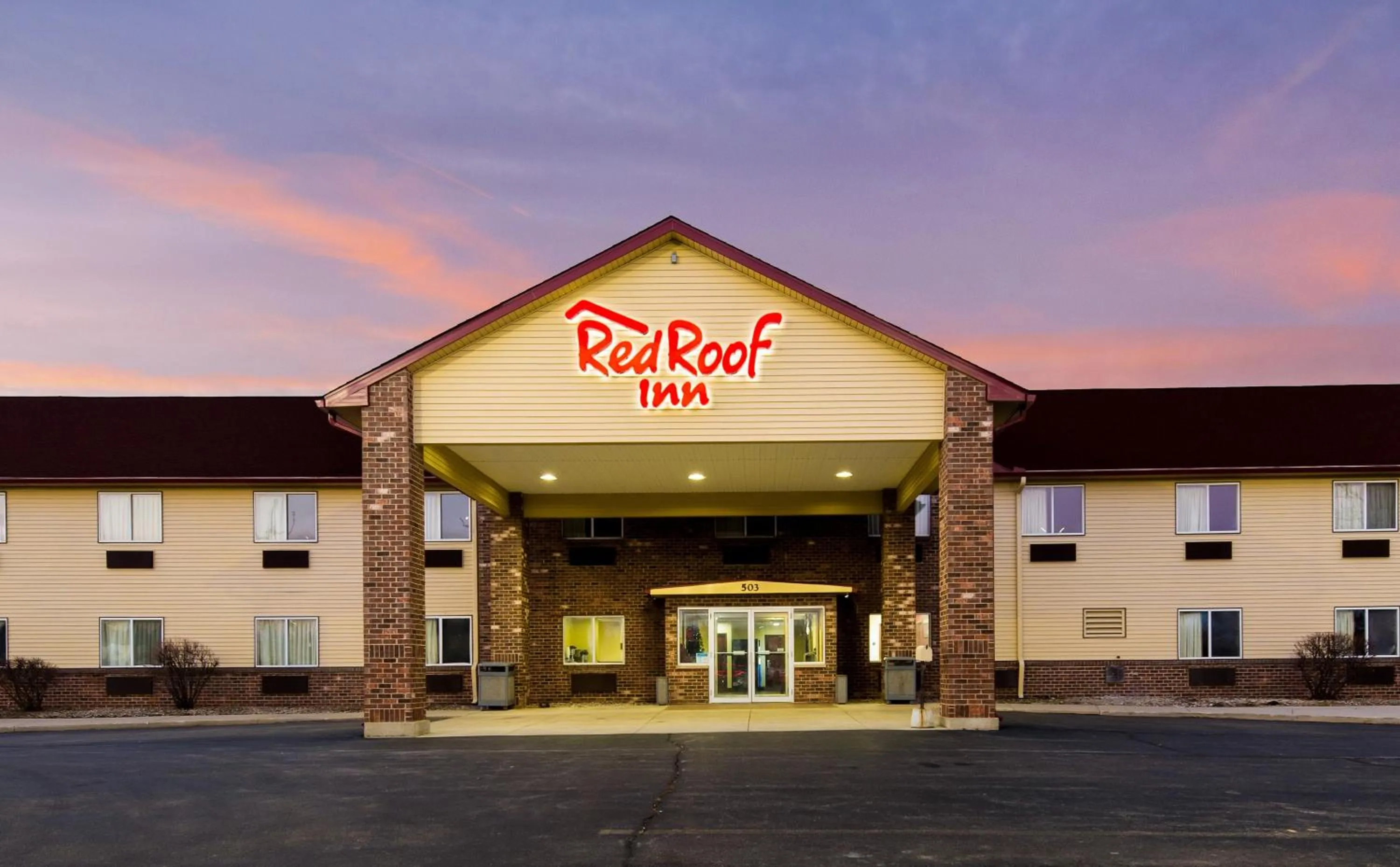 Facade/entrance in Red Roof Inn Auburn