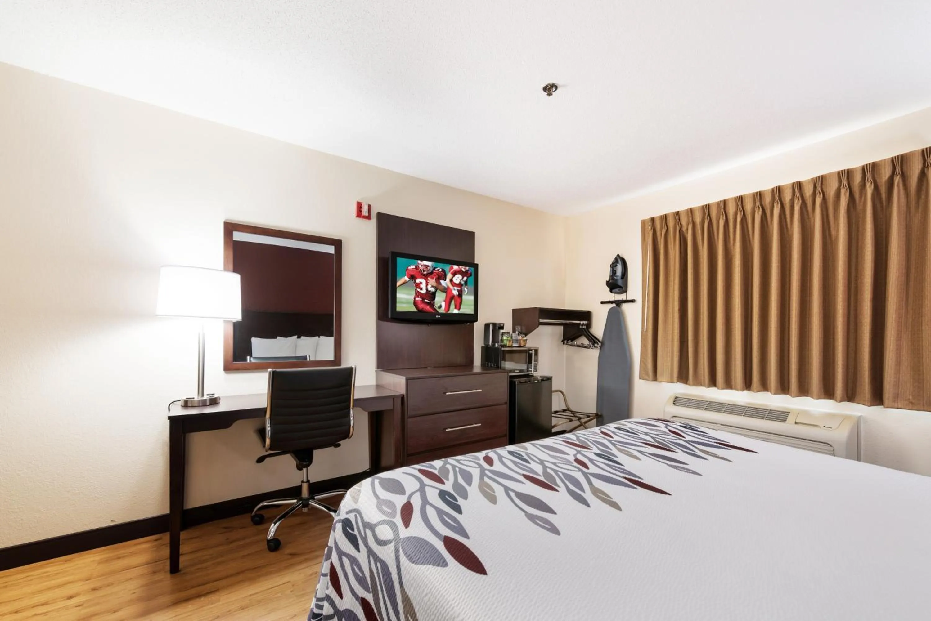 Photo of the whole room, Bed in Red Roof Inn Auburn