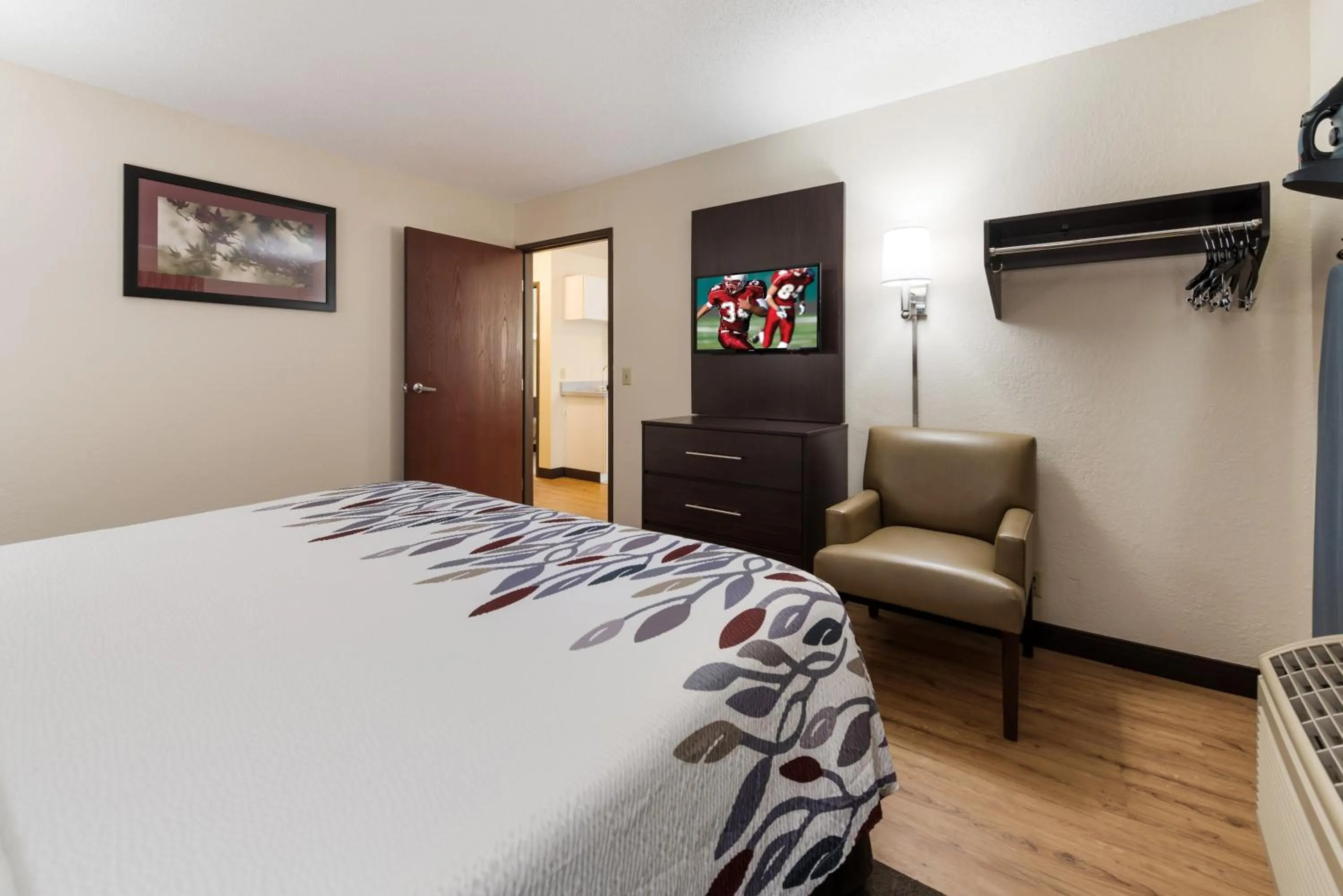 Photo of the whole room, Bed in Red Roof Inn Auburn