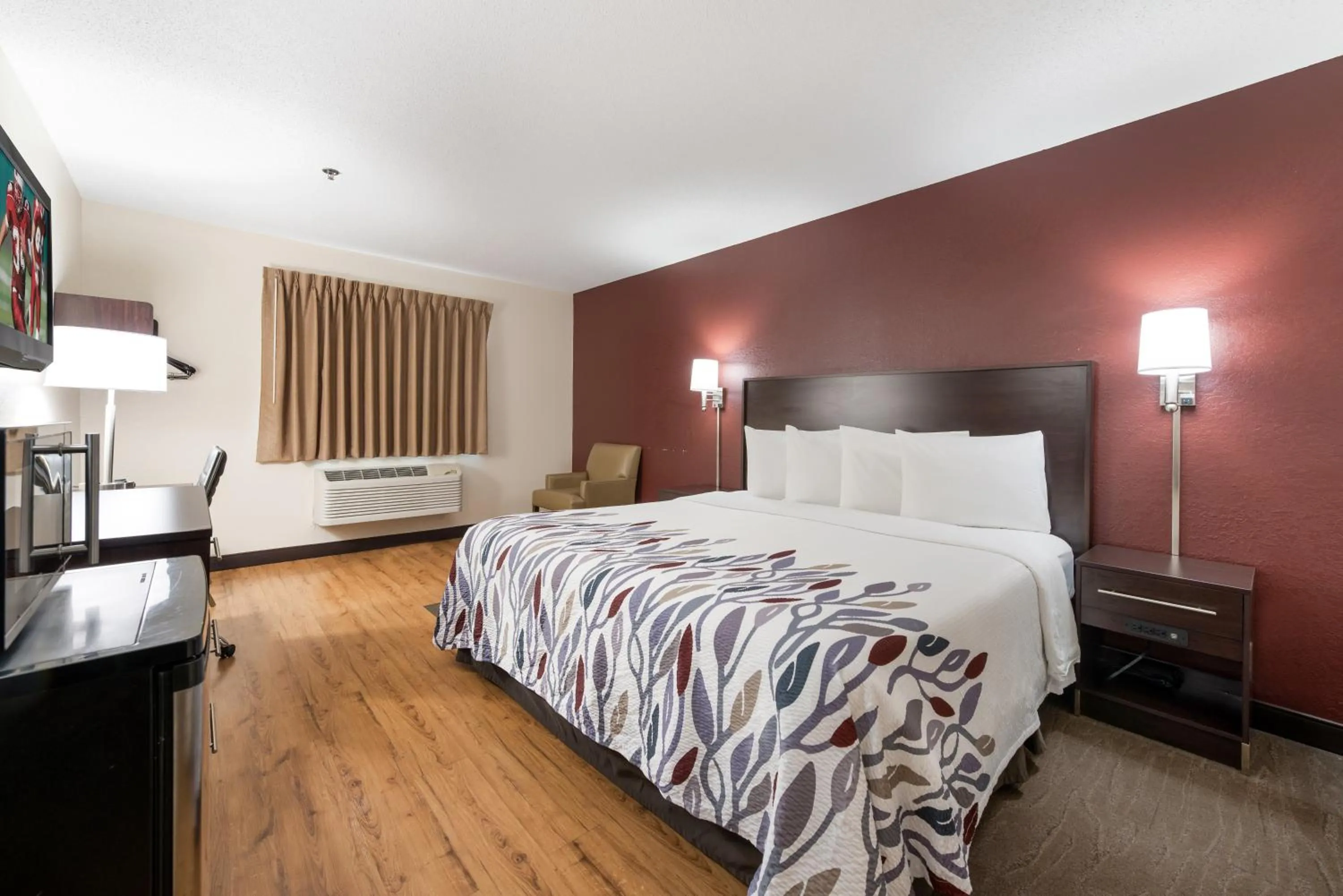 Photo of the whole room, Bed in Red Roof Inn Auburn