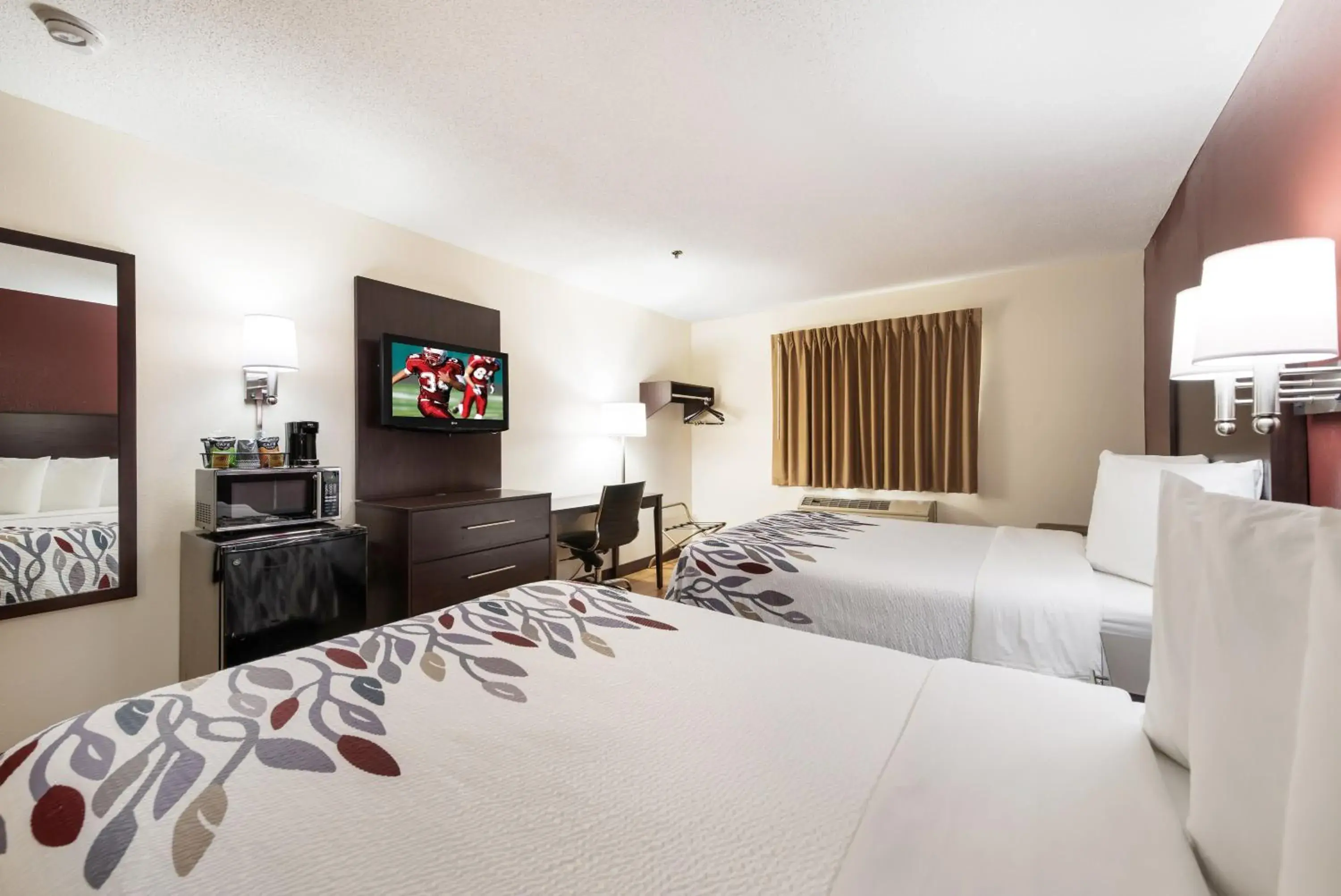 Photo of the whole room, Bed in Red Roof Inn Auburn Photo of the whole room, Bed in Red Roof Inn Auburn