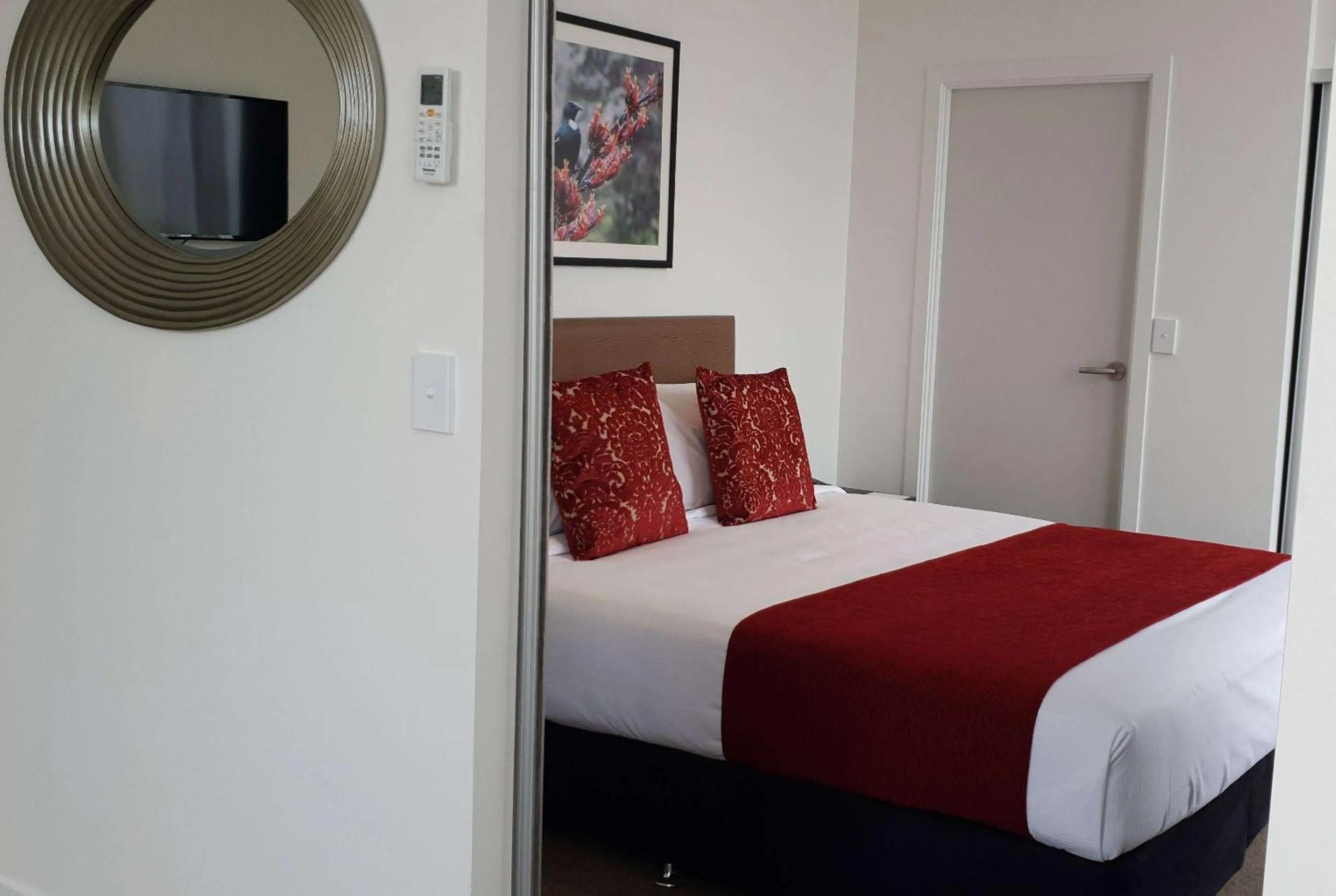 Photo of the whole room, Bed in Ramada Suites by Wyndham Auckland Manukau Pacfic Centre
