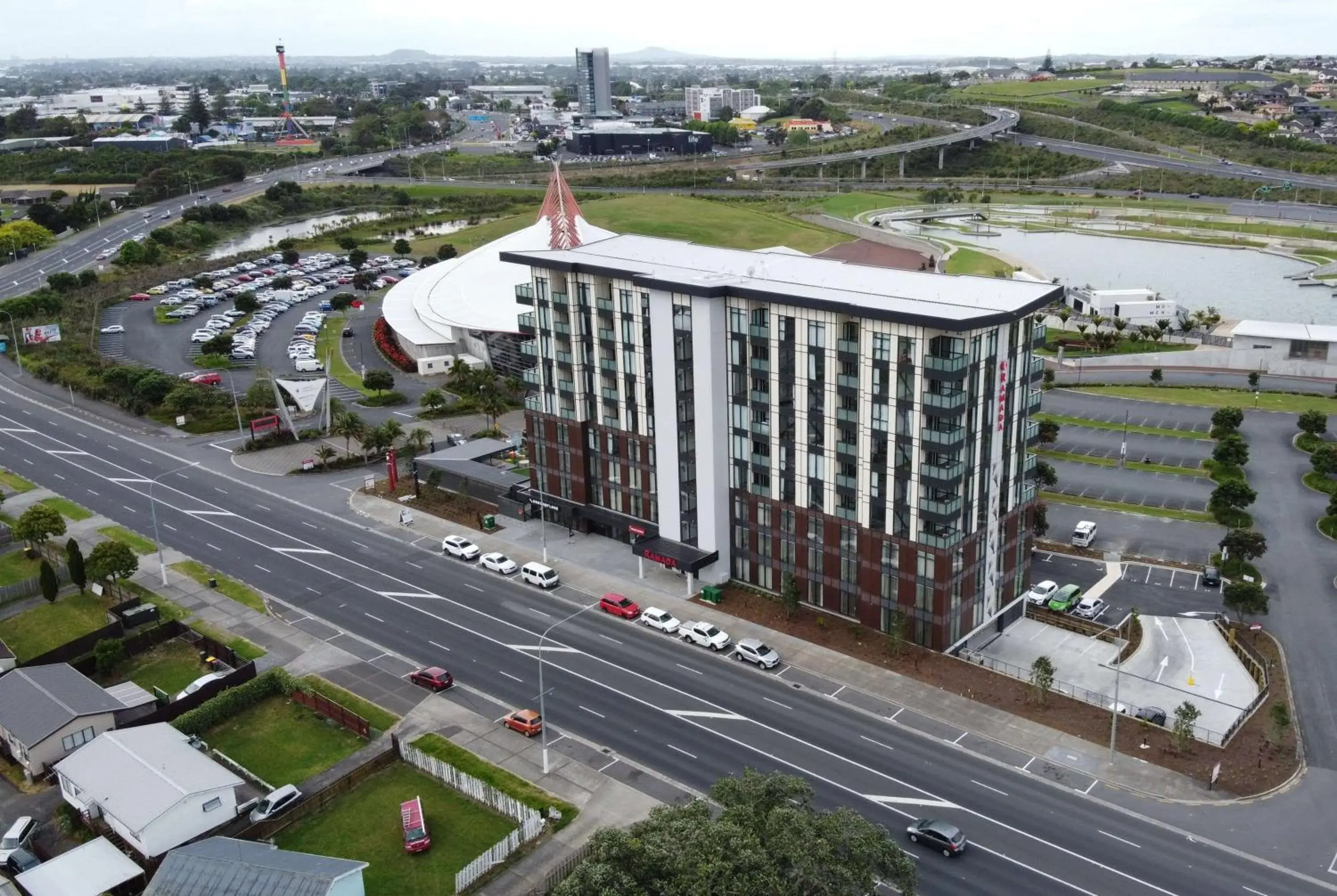 Property building in Ramada Suites by Wyndham Auckland Manukau Pacfic Centre Property building in Ramada Suites by Wyndham Auckland Manukau Pacfic Centre