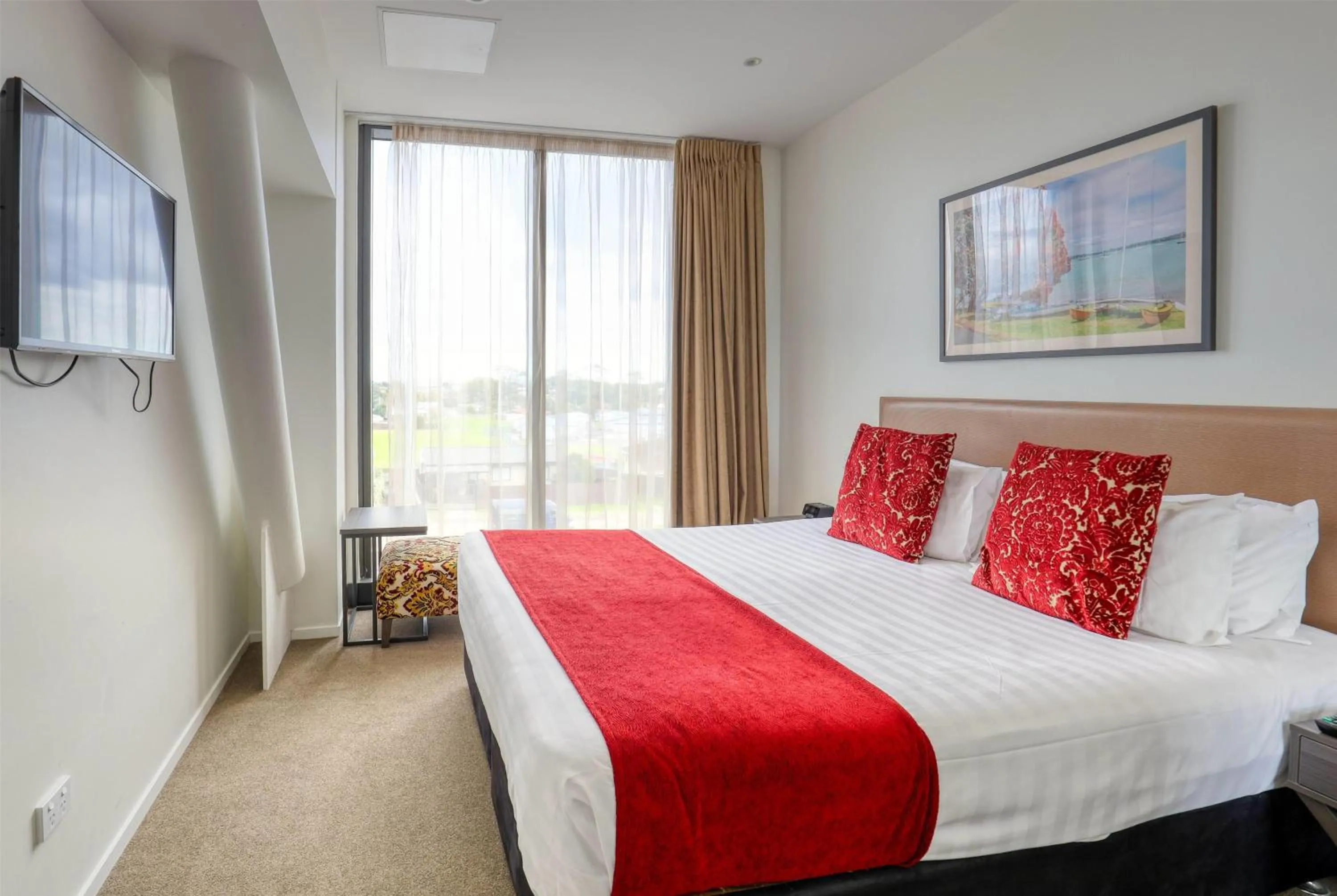 Photo of the whole room, Bed in Ramada Suites by Wyndham Auckland Manukau Pacfic Centre