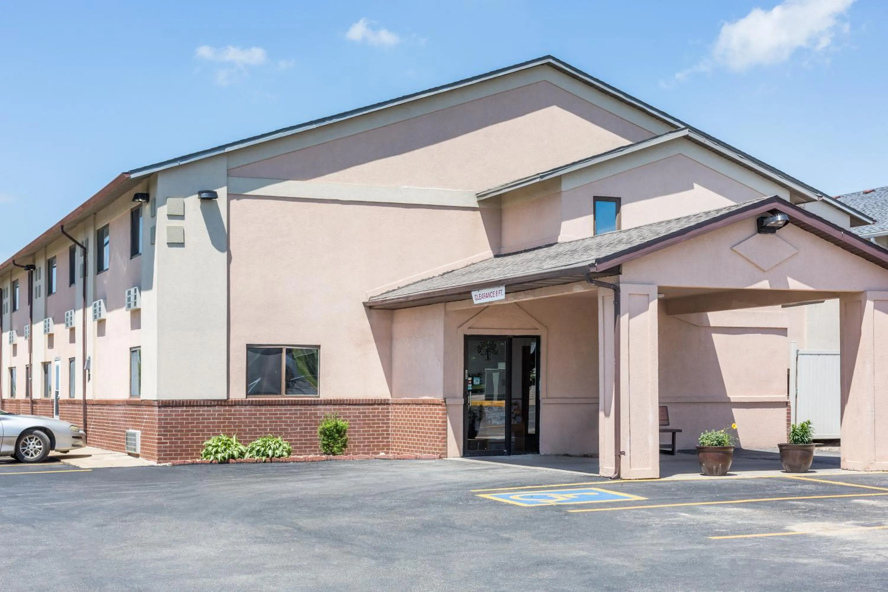 Property building in Super 8 by Wyndham Osceola IA