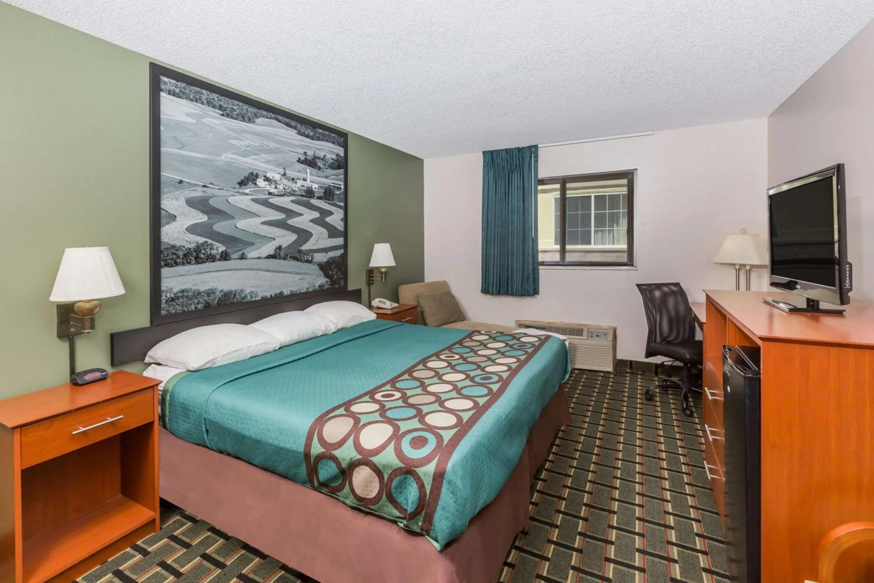 Photo of the whole room, Bed in Super 8 by Wyndham Osceola IA