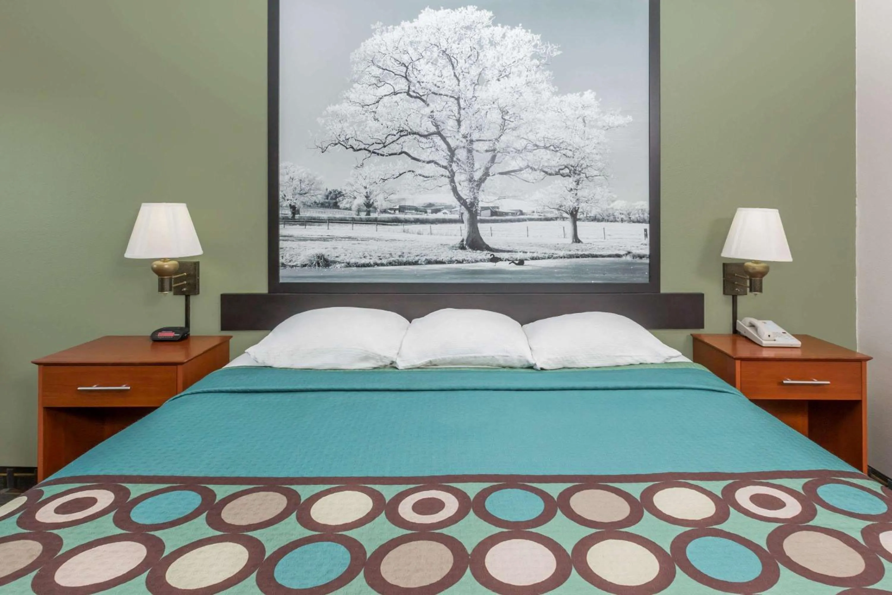 Photo of the whole room, Bed in Super 8 by Wyndham Osceola IA