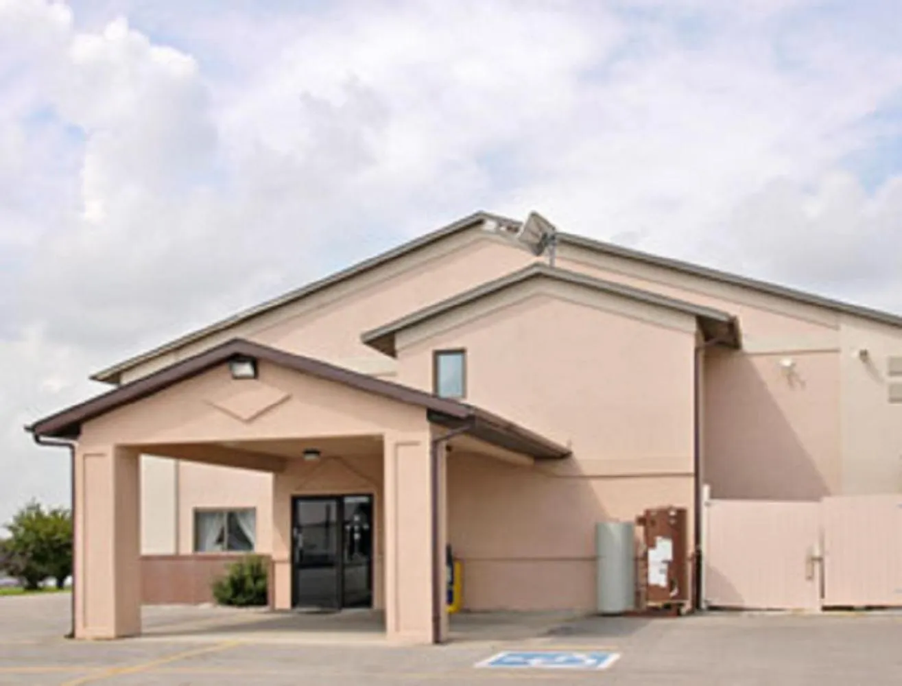 Property building in Super 8 by Wyndham Osceola IA