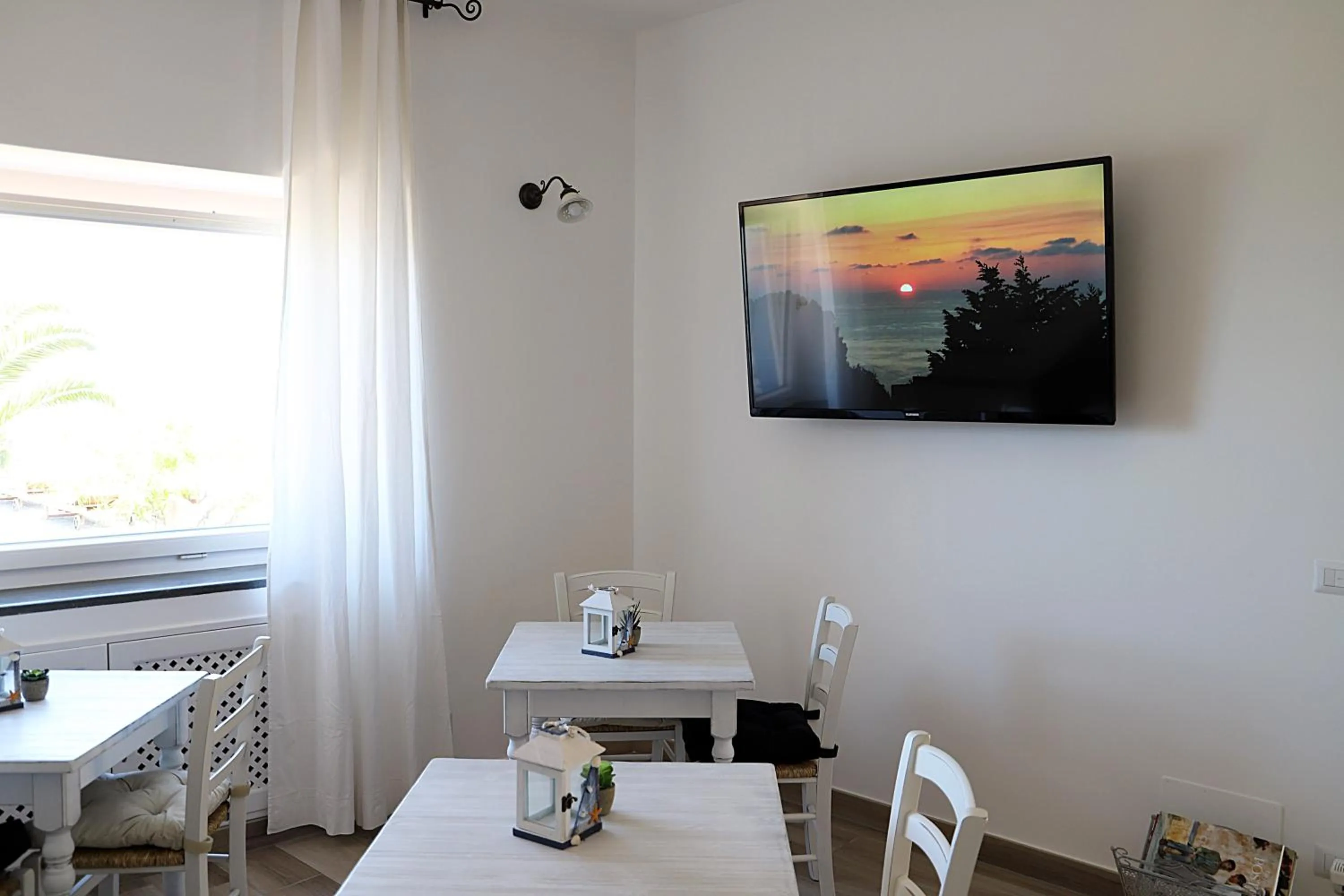 Communal lounge/ TV room in B&B Sunrise