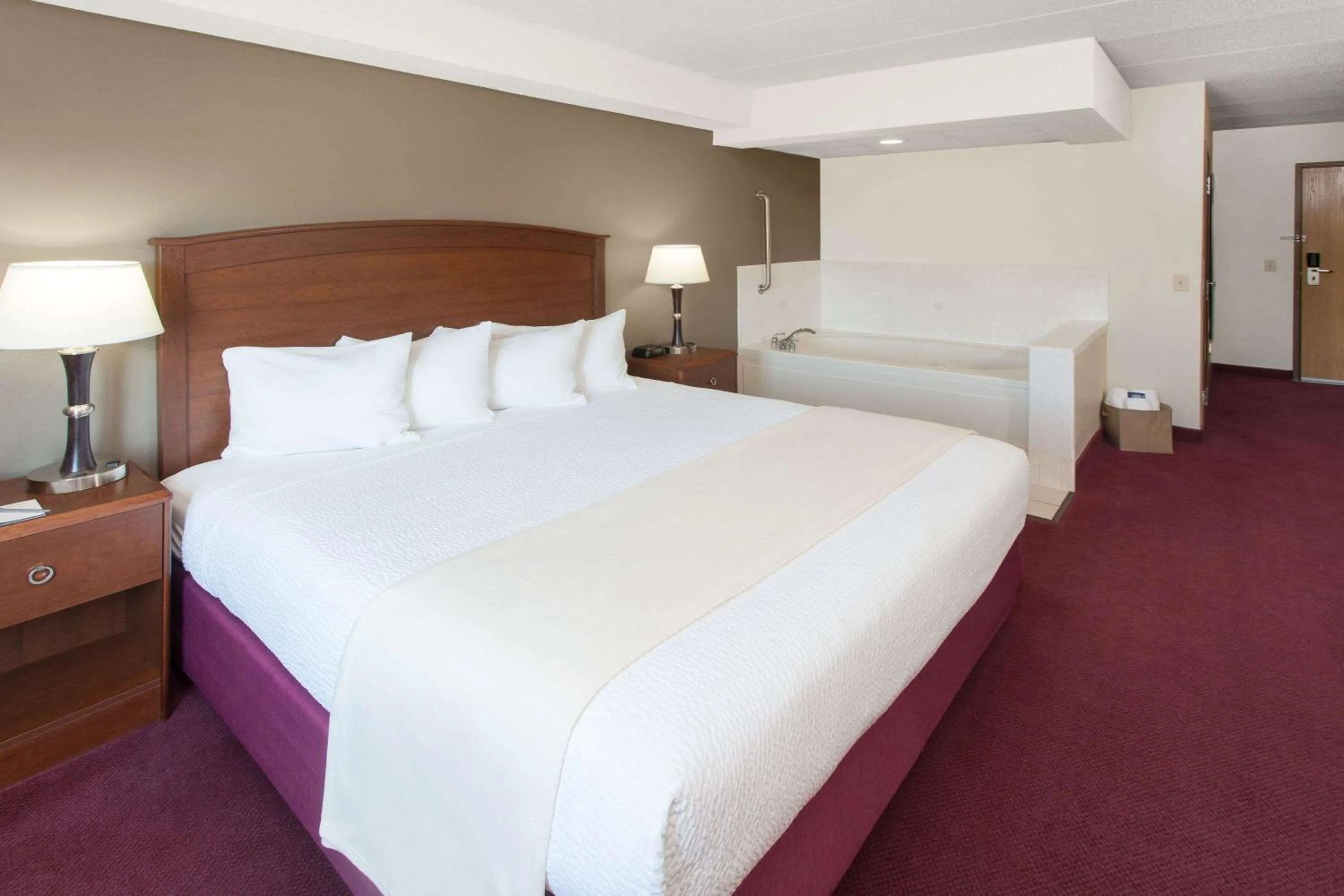 Photo of the whole room, Bed in AmericInn by Wyndham Iowa Falls