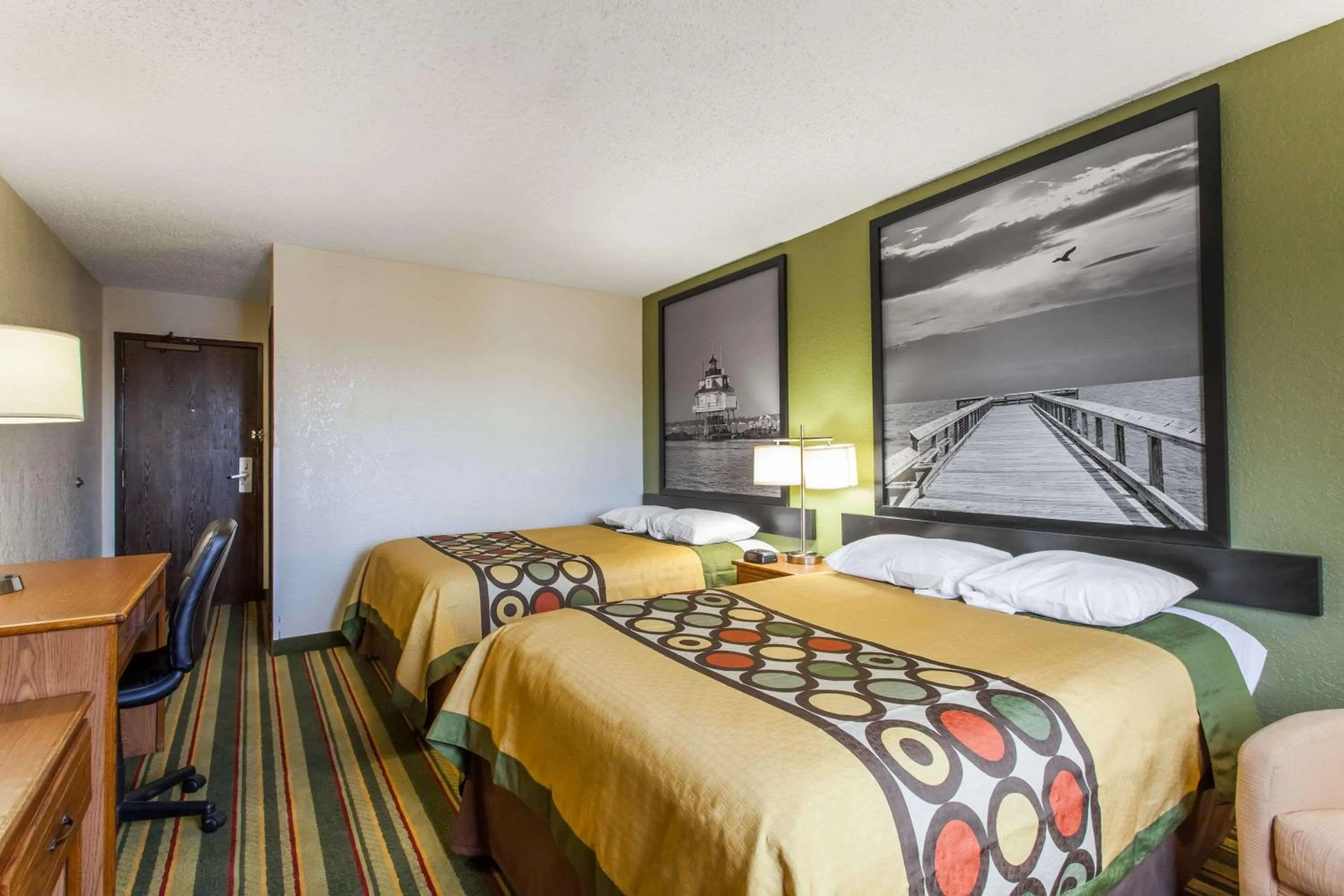 Photo of the whole room, Bed in Super 8 by Wyndham College Park Wash DC Area