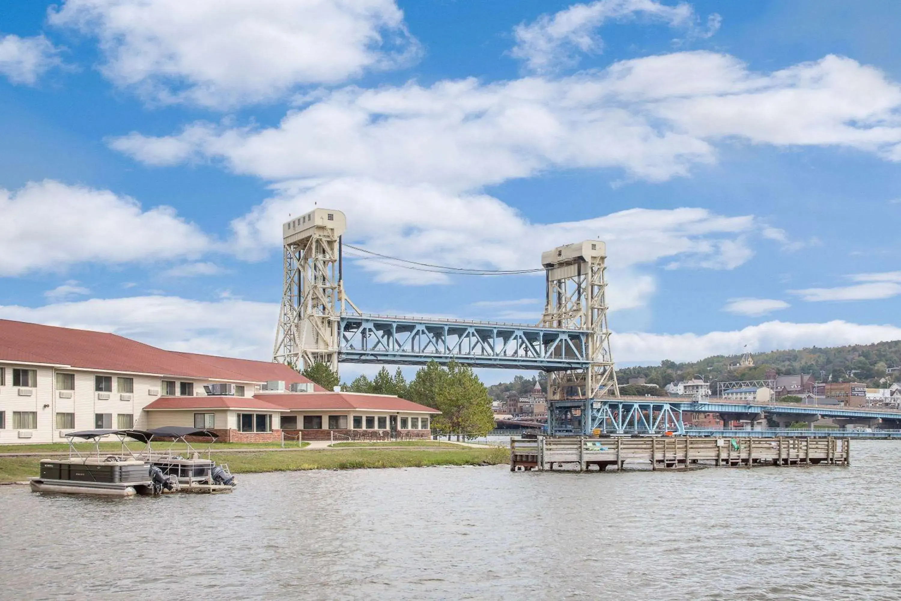 Property building in Ramada by Wyndham Hancock Waterfront Property building in Ramada by Wyndham Hancock Waterfront