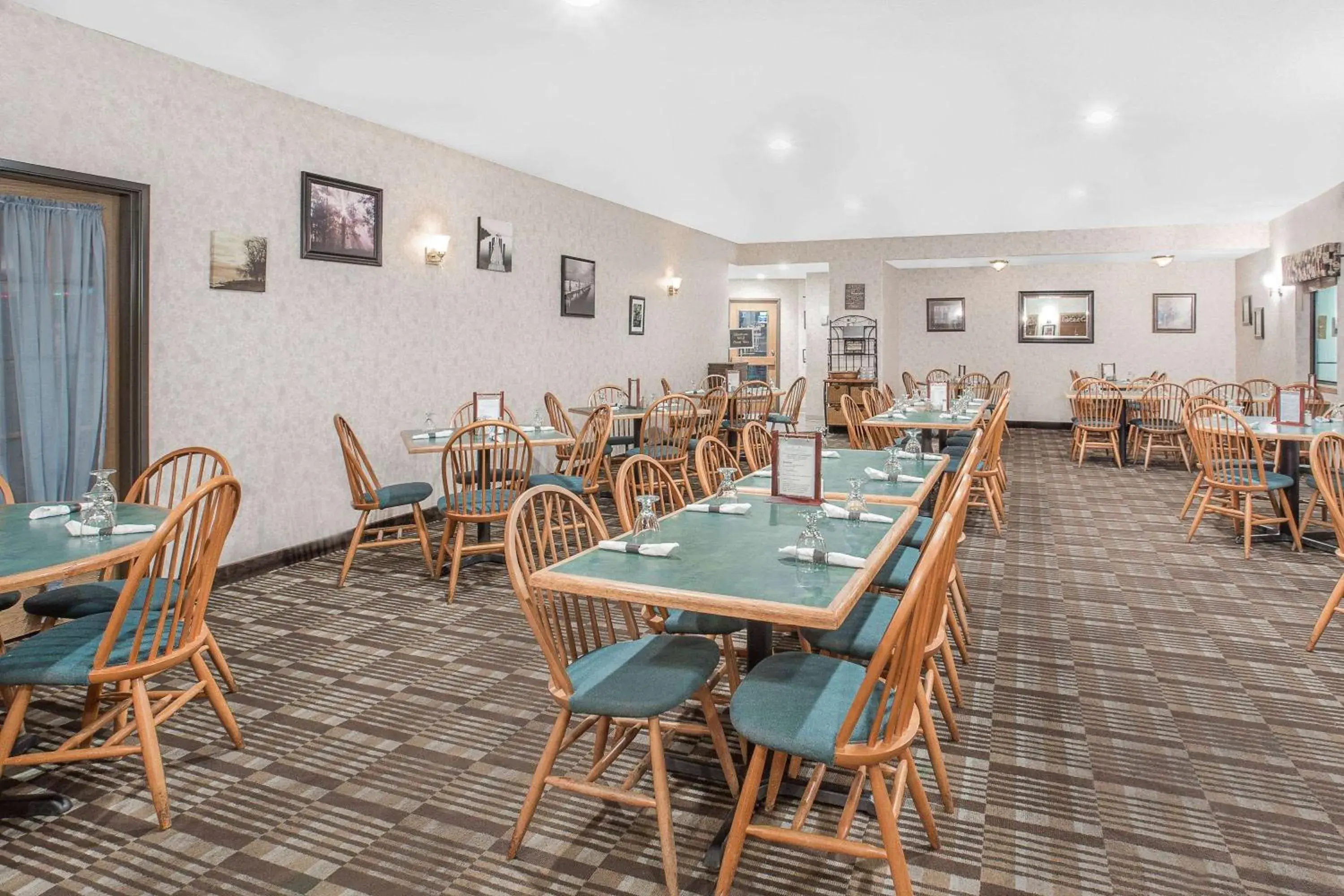 Restaurant/places to eat in Ramada by Wyndham Hancock Waterfront Restaurant/places to eat in Ramada by Wyndham Hancock Waterfront