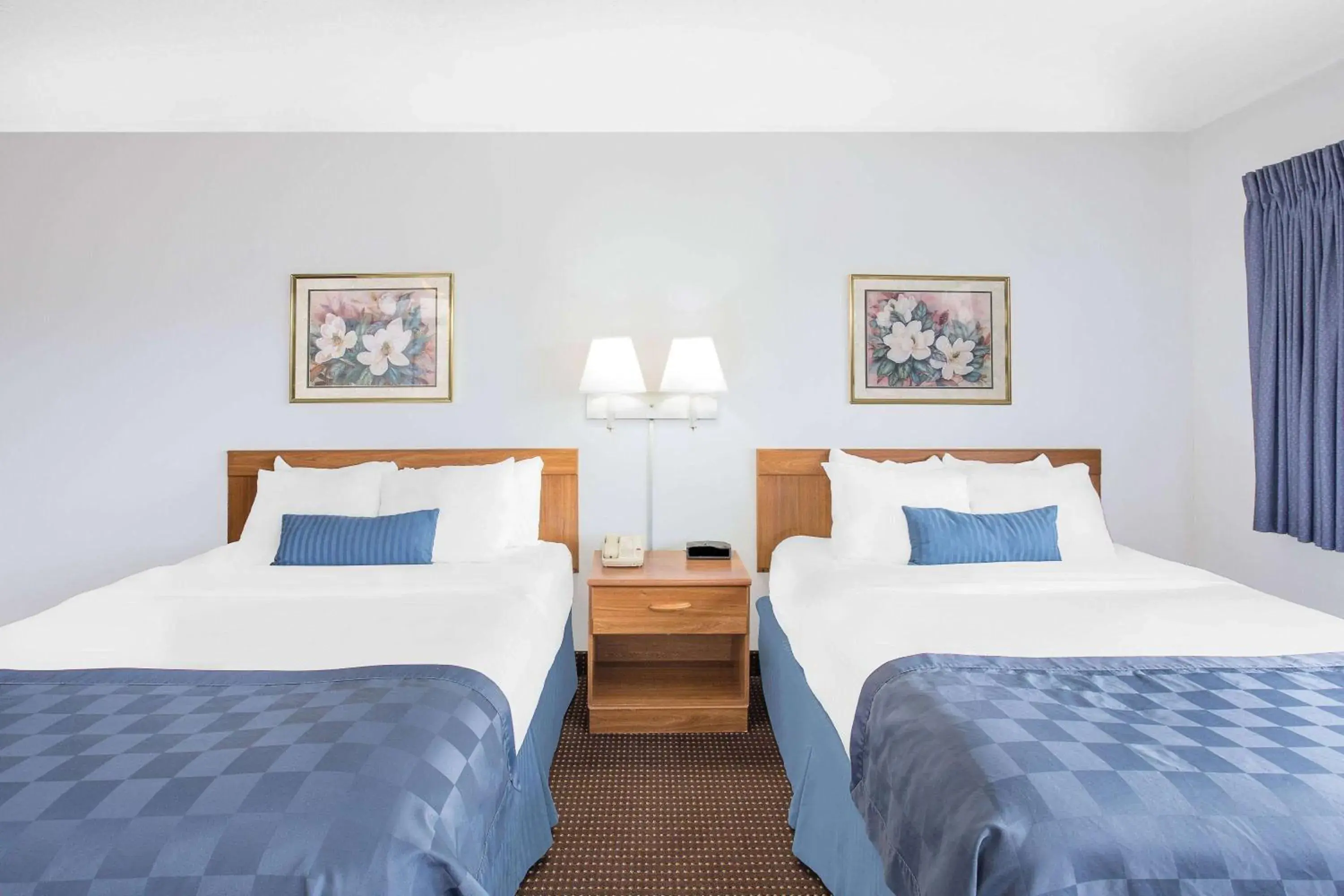 Photo of the whole room, Bed in Ramada by Wyndham Hancock Waterfront Photo of the whole room, Bed in Ramada by Wyndham Hancock Waterfront