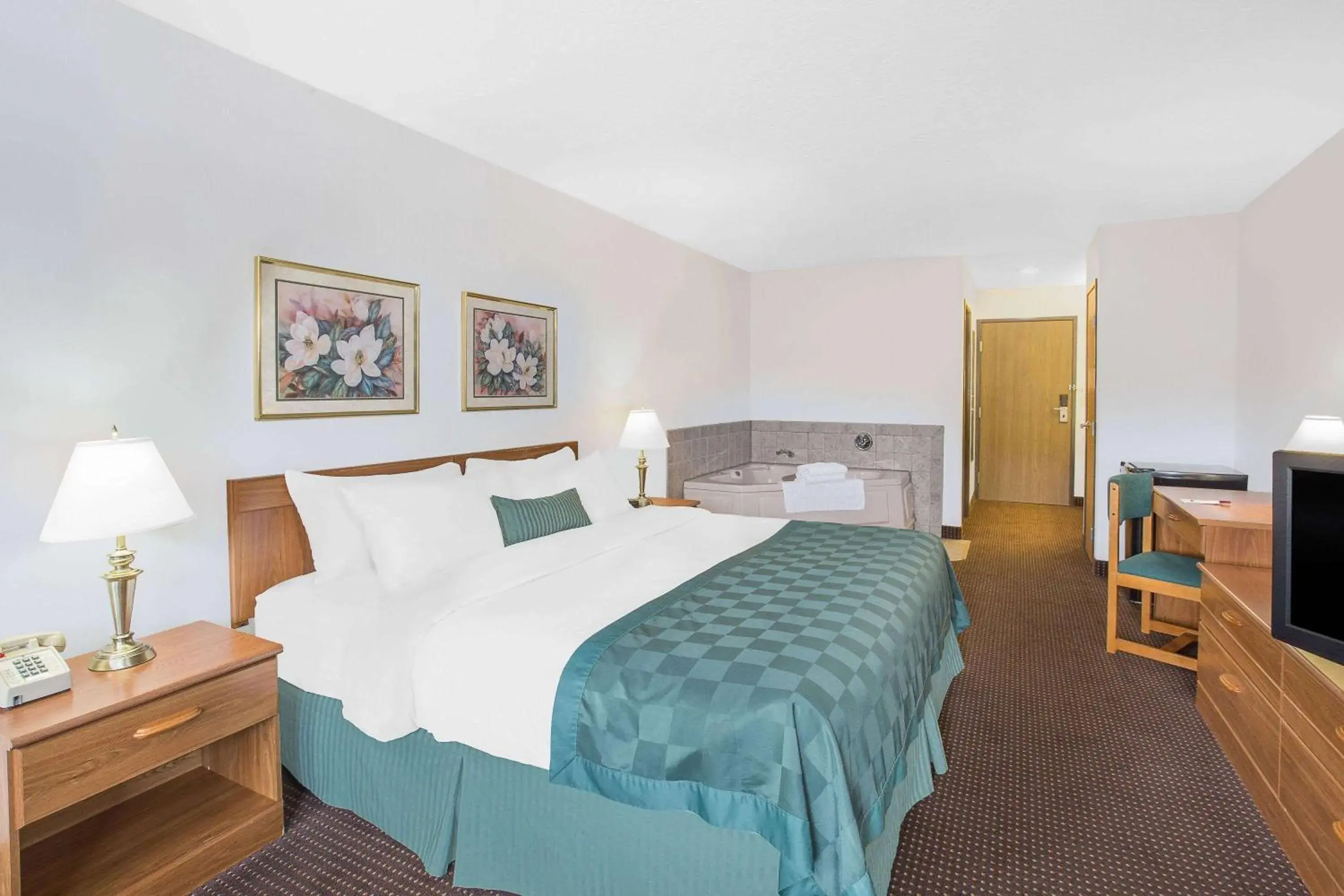 Photo of the whole room, Bed in Ramada by Wyndham Hancock Waterfront Photo of the whole room, Bed in Ramada by Wyndham Hancock Waterfront