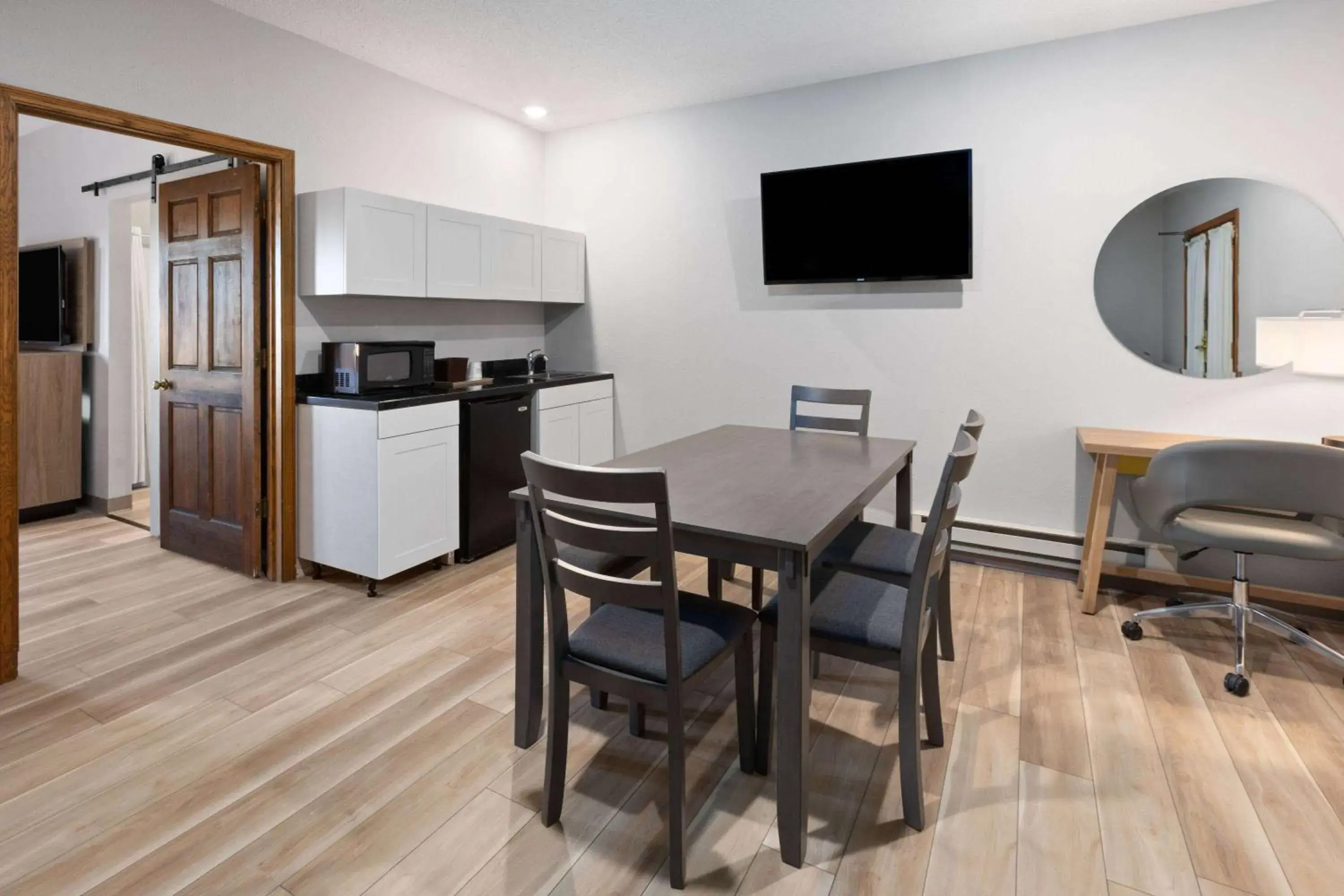 One-Bedroom King Suite - Non-Smoking in Days Inn by Wyndham Hutchinson One-Bedroom King Suite - Non-Smoking in Days Inn by Wyndham Hutchinson