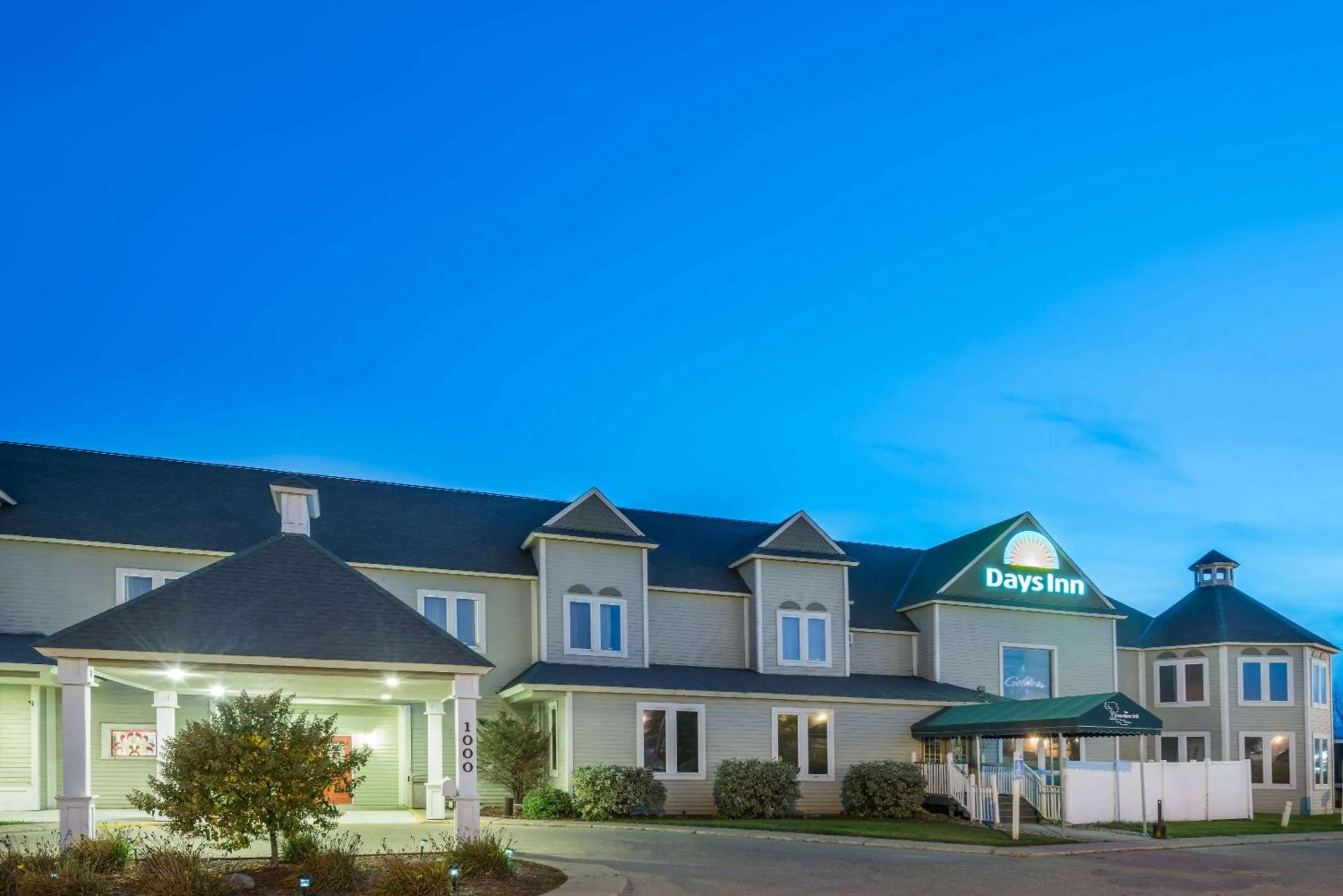 Property building in Days Inn by Wyndham Hutchinson